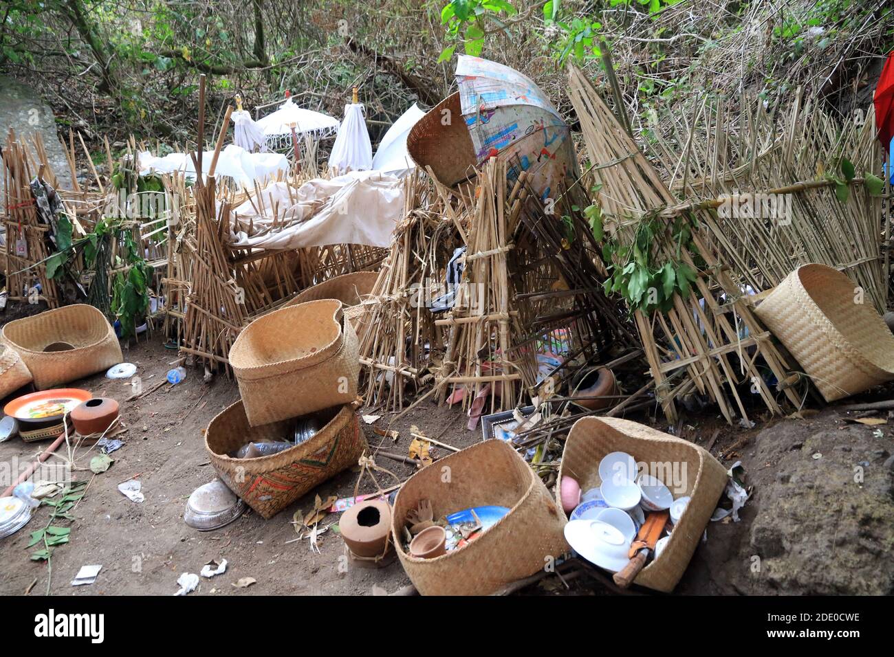Cages en bambou couvrant le défunt, cimetière dans le village de Trunyan, lac Batur, Bali, Indonésie Banque D'Images