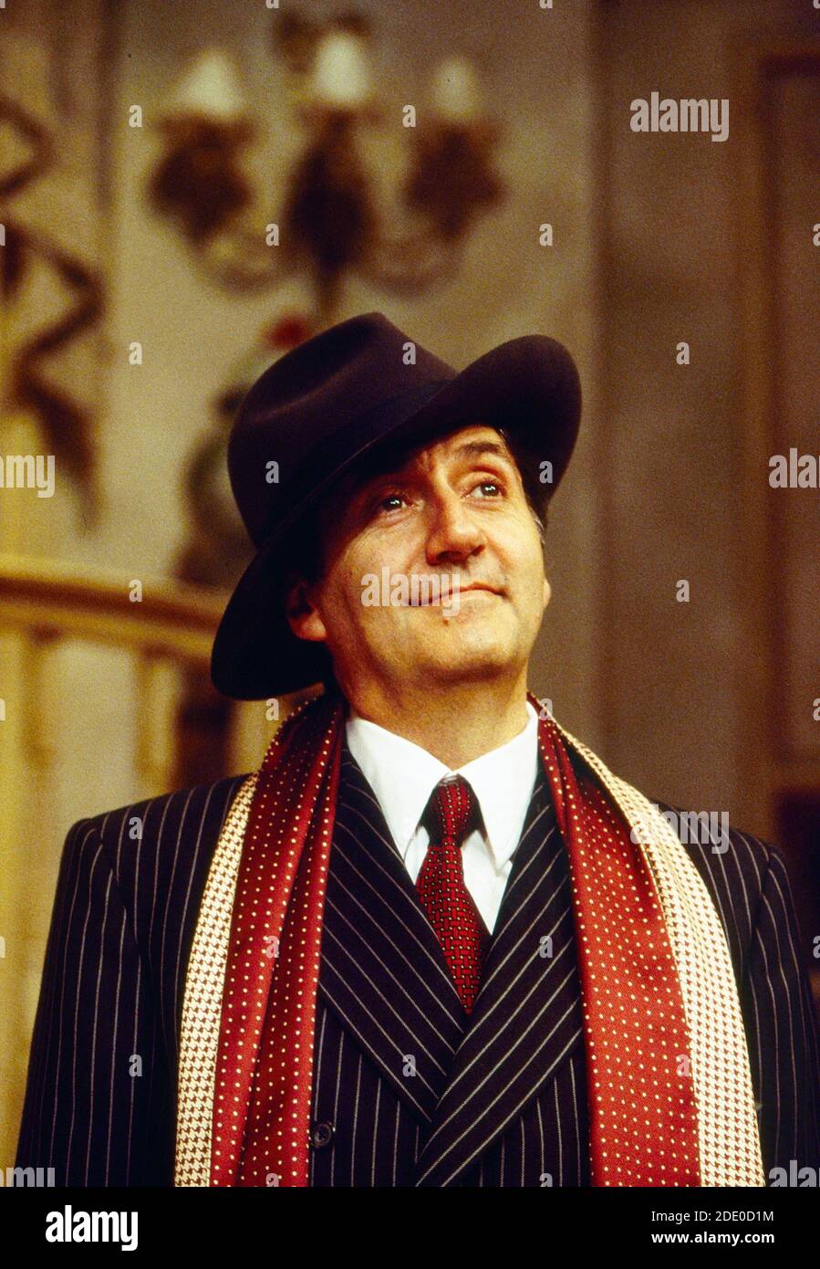 Tom Conti (Gary Essendine) en RIRE PRÉSENT par Noel Coward au Globe Theatre, Londres W1 23/06/1993 design: Terry Parsons éclairage: Mark Pritchard réalisateur: Tom Conti Banque D'Images