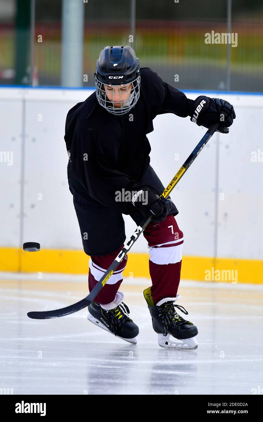 compétences de formation des jeunes joueurs de hockey pendant l'entraînement de hockey sur glace en plein air Banque D'Images