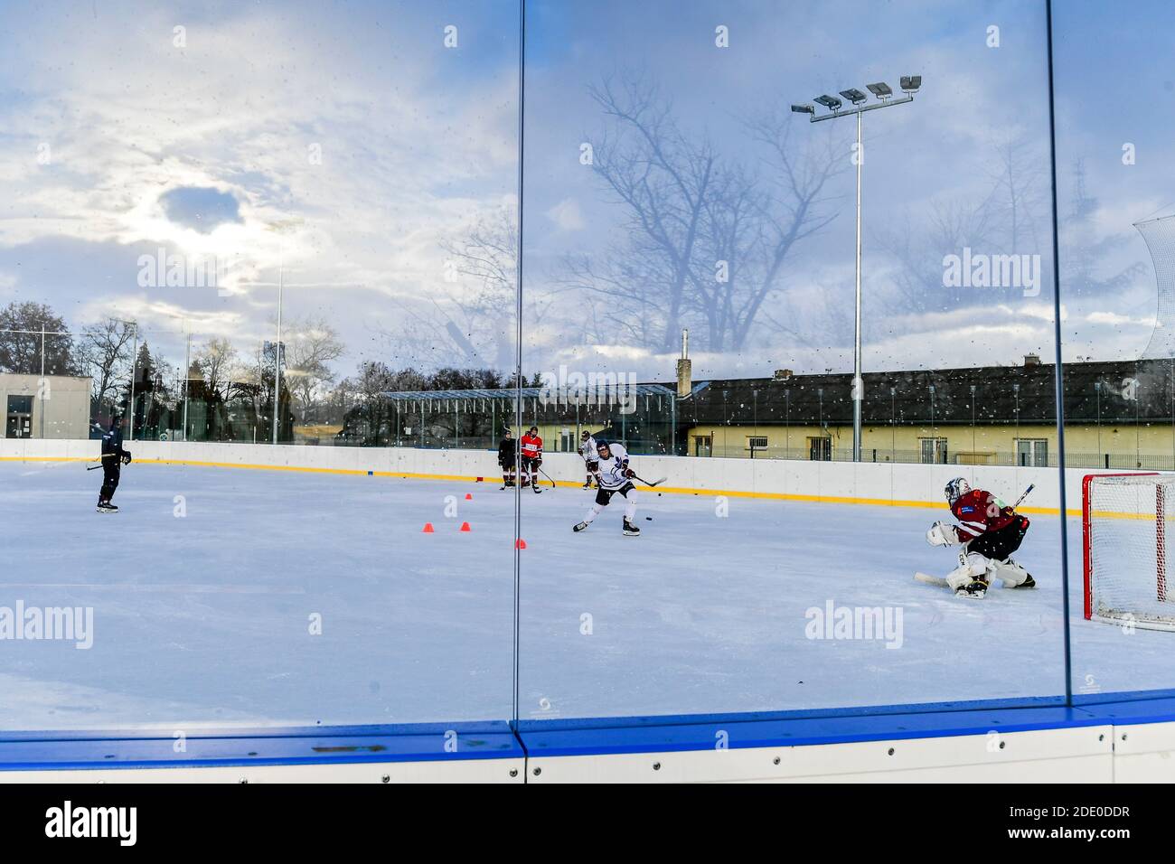 entraînement de hockey sur glace en plein air des jeunes Banque D'Images