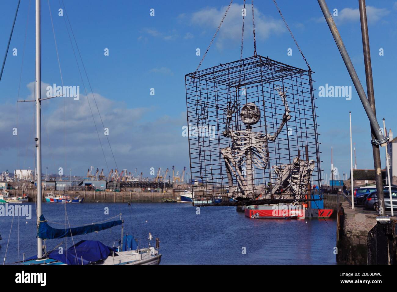Squelette dans une cage suspendue au-dessus du port à Brixham, Devon Banque D'Images