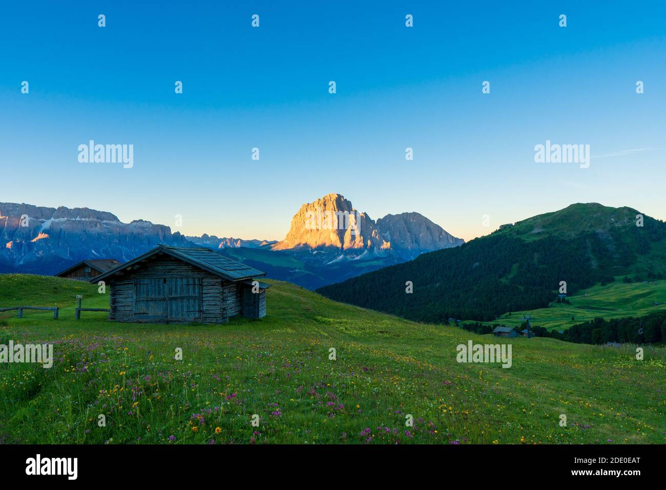 Vue d'été de Puez Odle Seceda mountain chalets en bois et de dolomites, Trentin-Haut-Adige, le Tyrol du Sud, Italie Banque D'Images