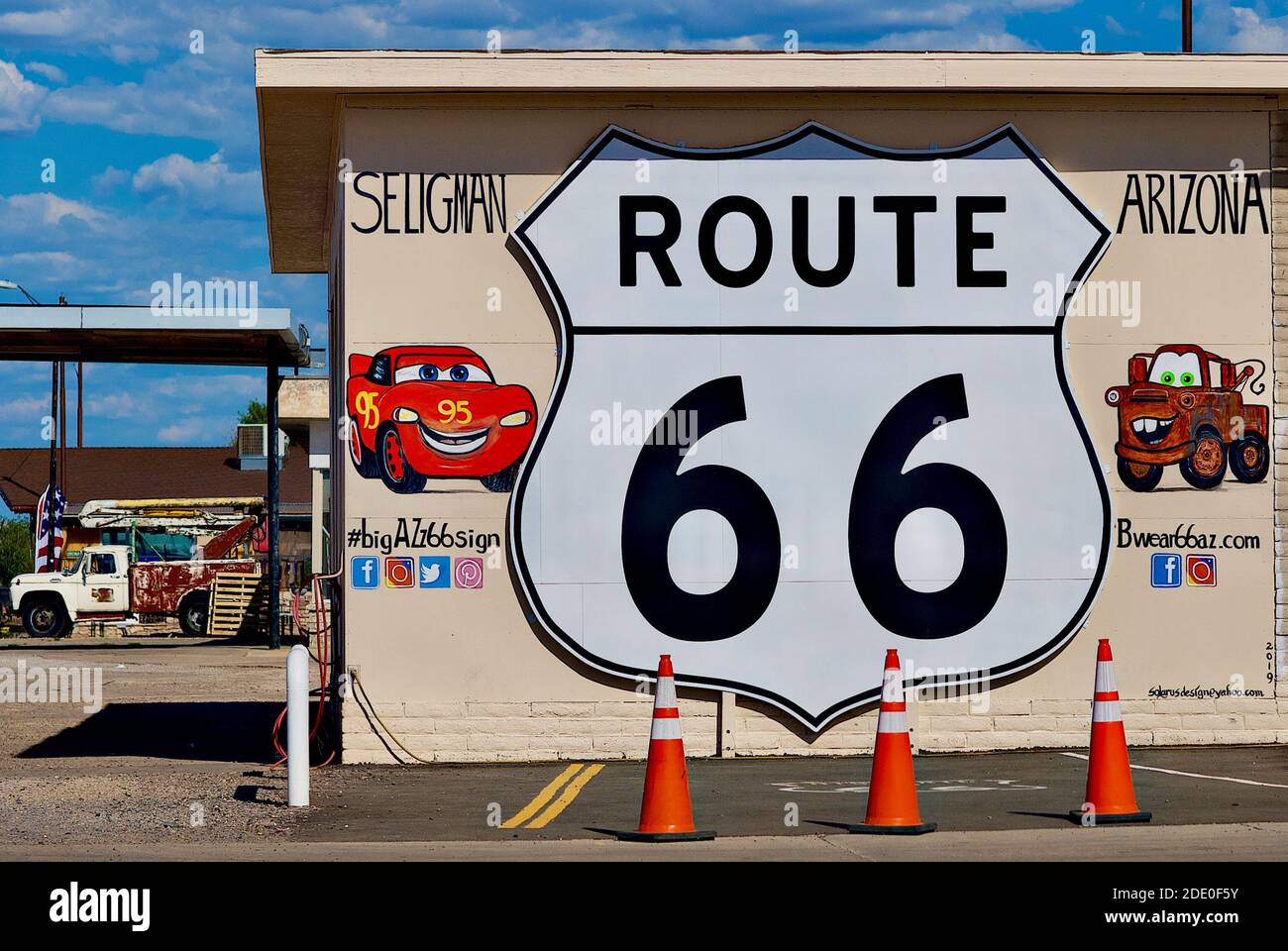 Seligman, Arizona, États-Unis - 30 juillet 2020 : une grande peinture d'un panneau « route 66 » accueille les visiteurs de la ville de Seligman, située sur la route historique 66. Banque D'Images