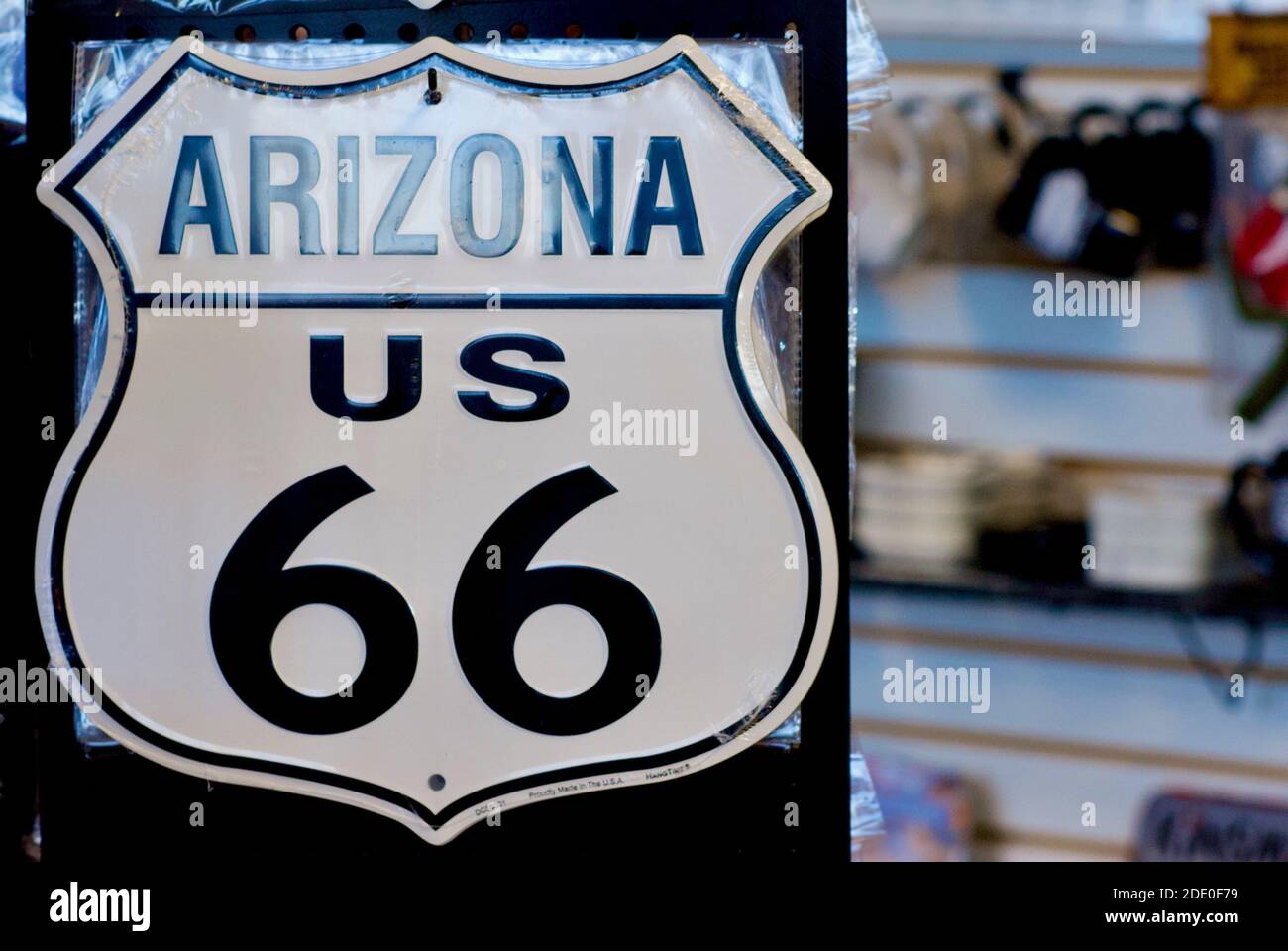 Seligman, Arizona, États-Unis - 30 juillet 2020 : gros plan d'une petite enseigne en métal « Arizona US 66 » à vendre dans une boutique de cadeaux le long de la route historique 66. Banque D'Images