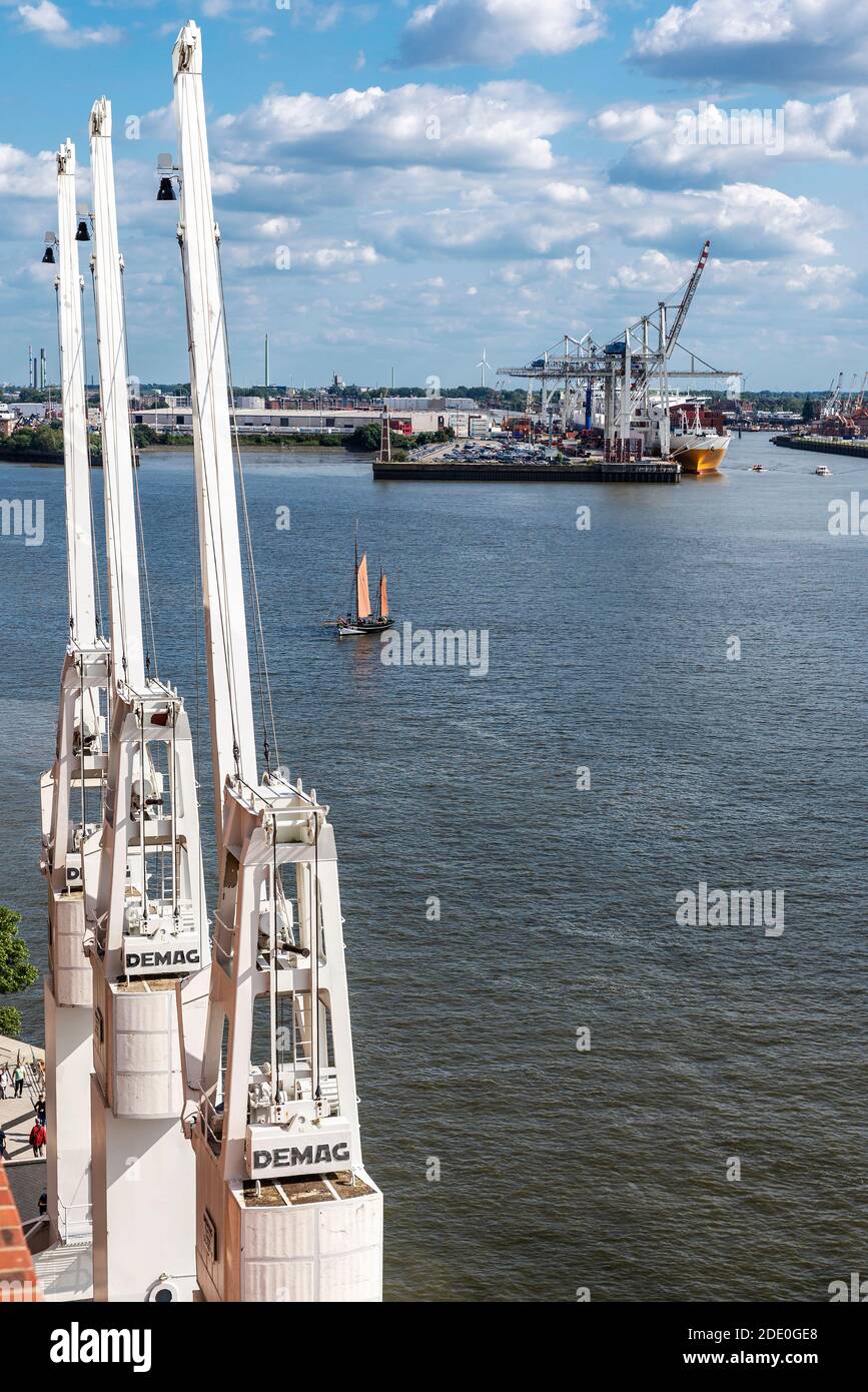 Hambourg, Allemagne - 21 août 2019 : vue d'ensemble d'une grue à conteneurs et d'un voilier naviguant dans le port de l'Elbe à Hambourg, Allemagne Banque D'Images