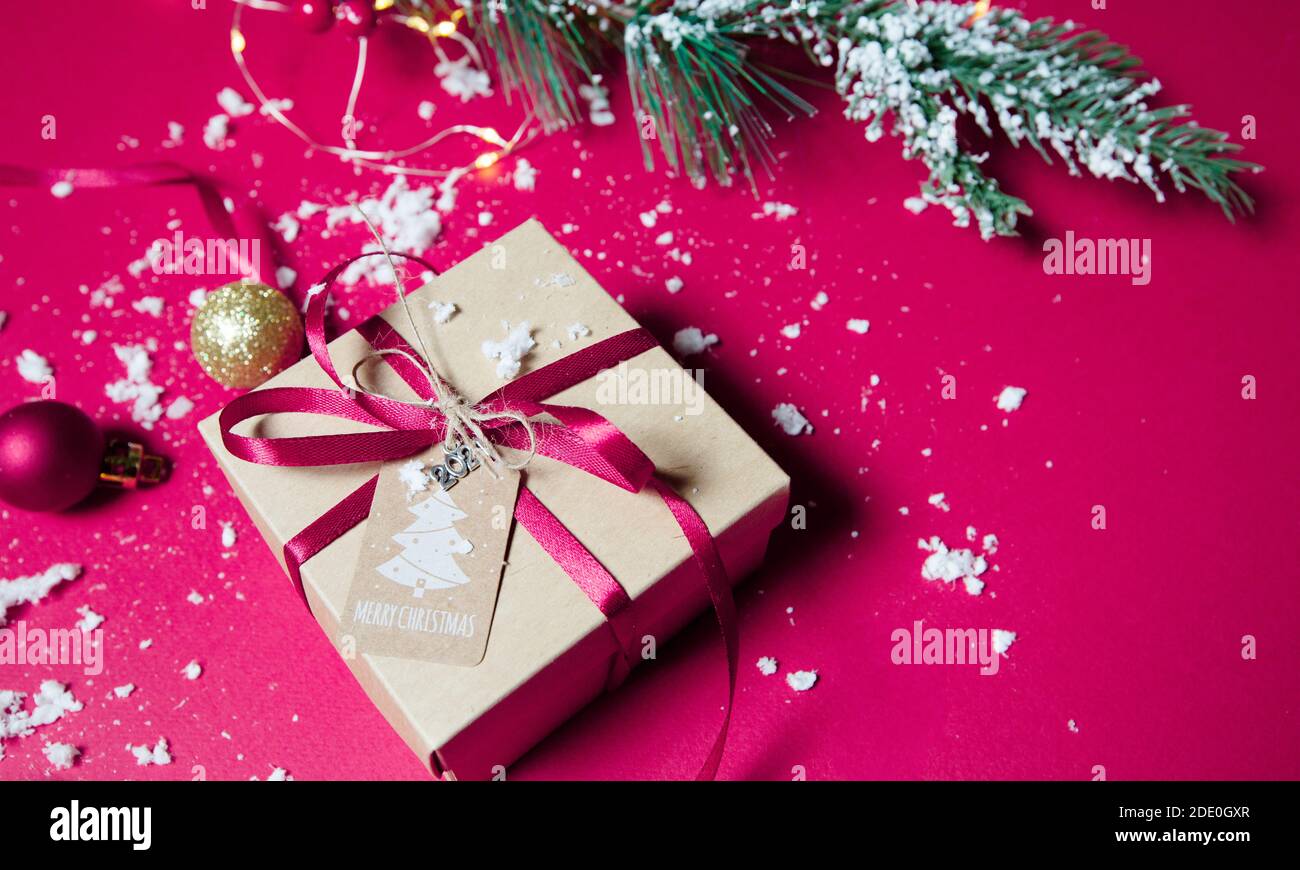 cadeau de noël avec ruban rose sur fond rose Banque D'Images