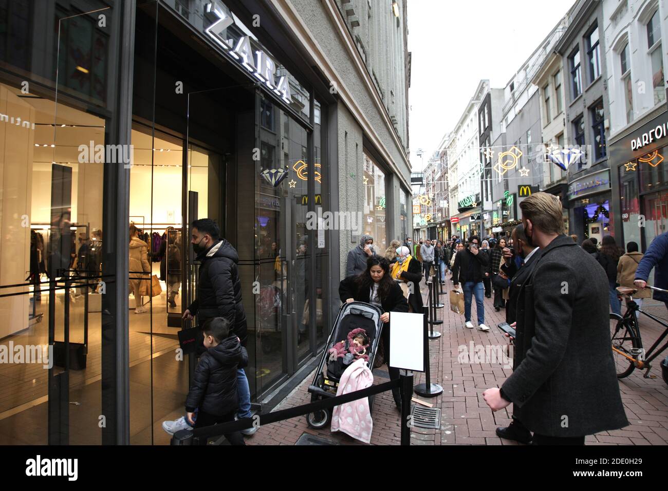 Les consommateurs attendent en file d'attente pour entrer dans le magasin  Zara Au cours du « Black Friday », dans la rue commerçante Kalverstraat, au  milieu du Pandémie du coronavirus en novembre