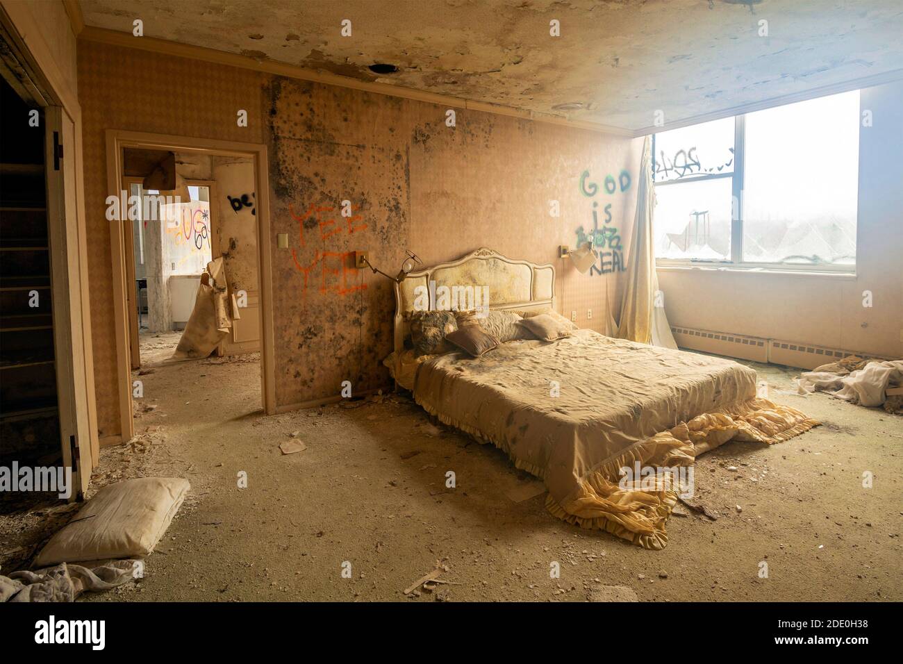 Chambre en délabrement vacante dans l'hôtel abandonné Nevele Grand Resort Dans les Catskills Banque D'Images