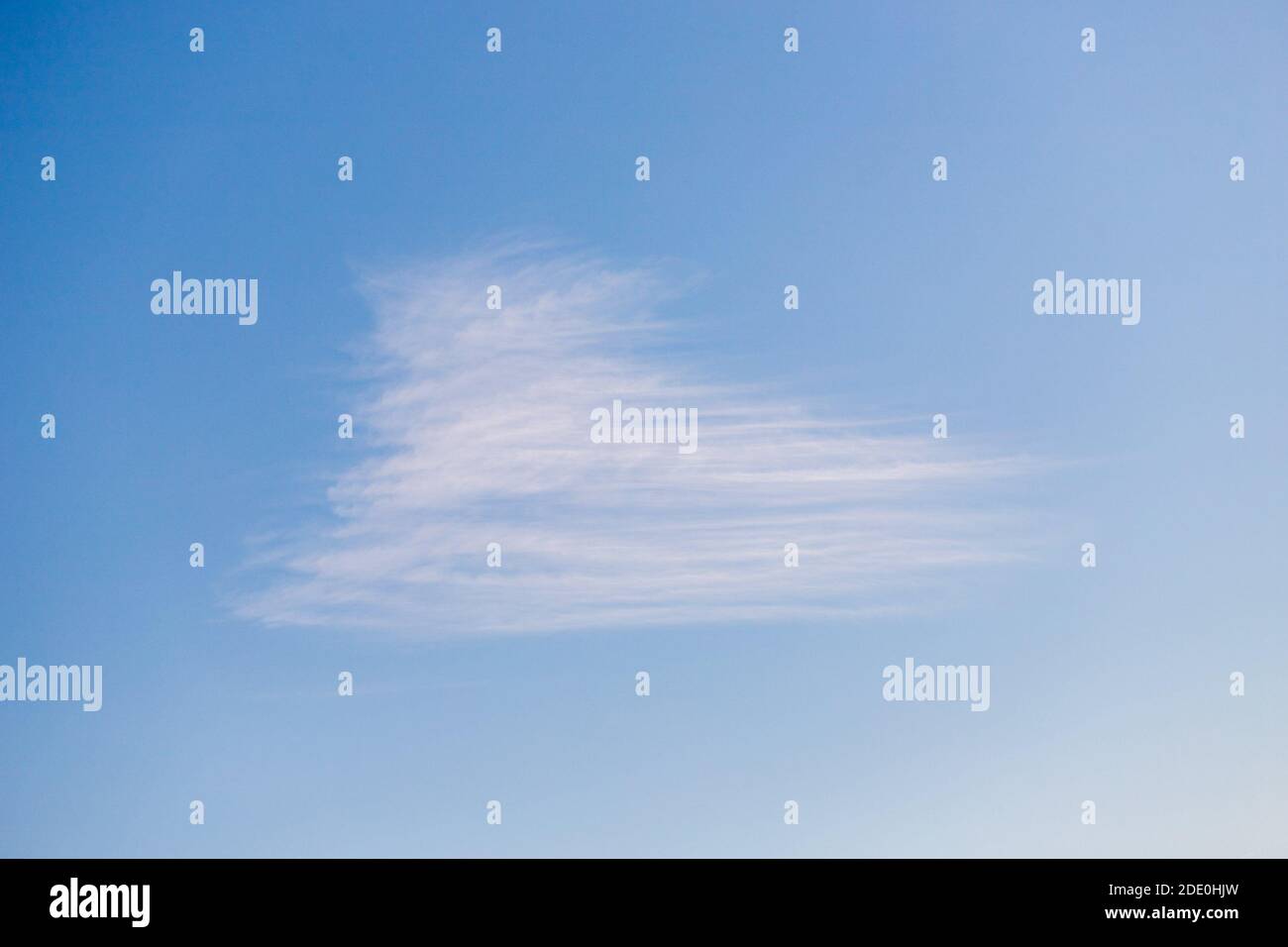 Cirrocumulus un nuage dans le fond bleu clair du ciel Banque D'Images Cirrocumulus un nuage dans le fond bleu clair du ciel Banque D'Images