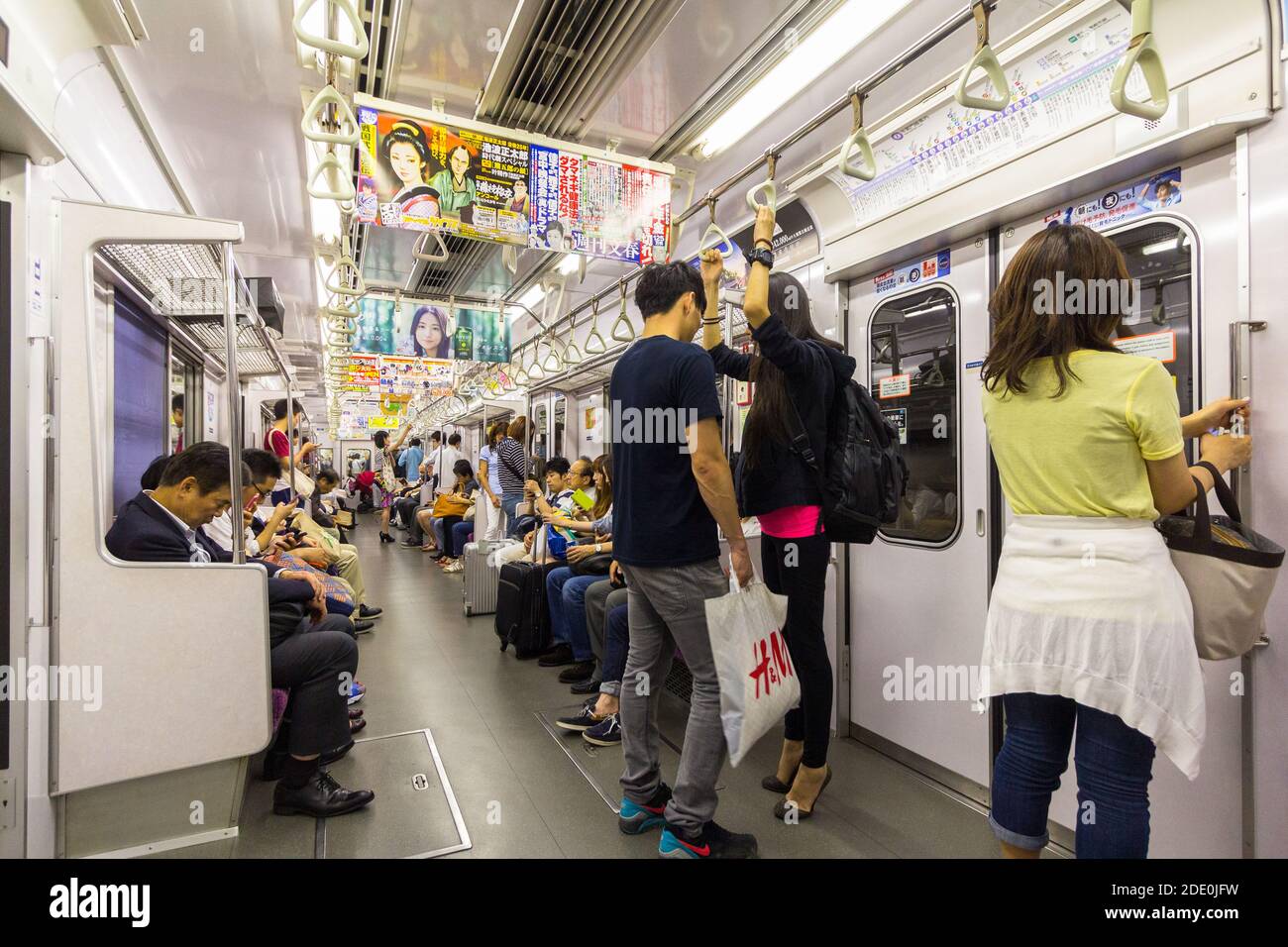 Passagers à l'intérieur d'un métro de Tokyo au Japon Banque D'Images