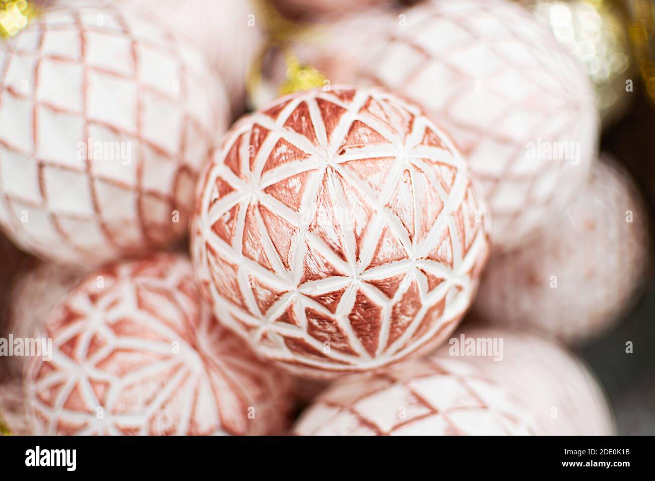 Boules de Noël en céramique gros plan, mise au point douce Banque D'Images