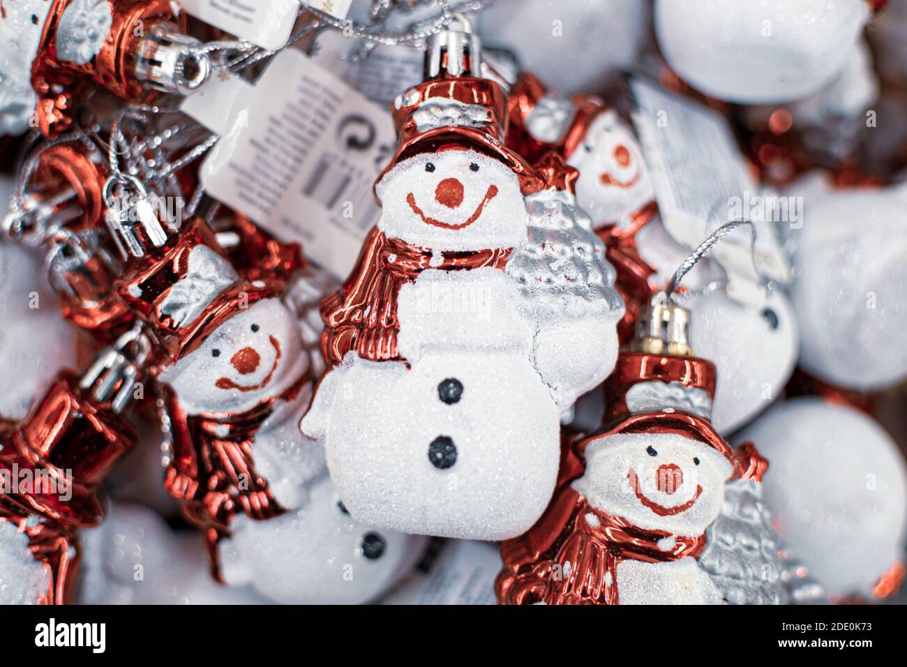 Sapin de Noël en verre jouet bonhomme de neige gros plan, mise au point douce Banque D'Images