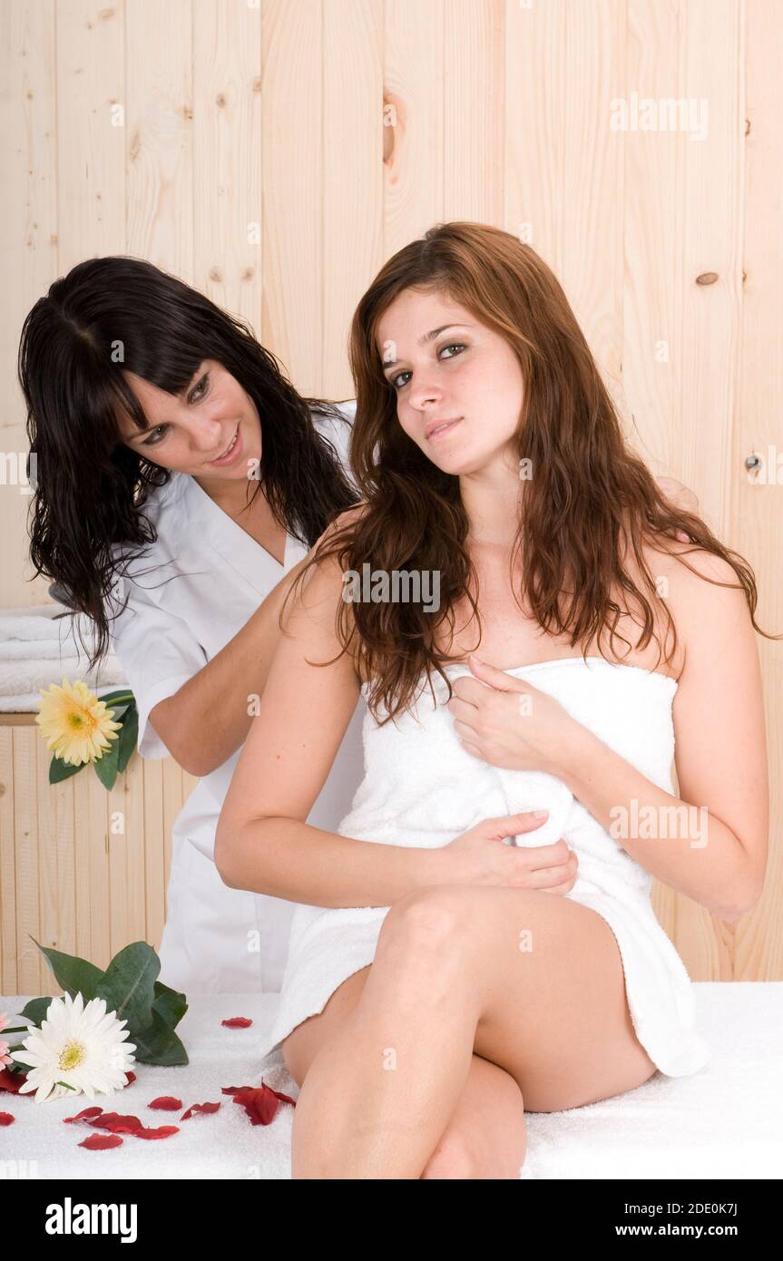 deux femmes qui s'amusent ensemble dans un spa Photo Stock - Alamy