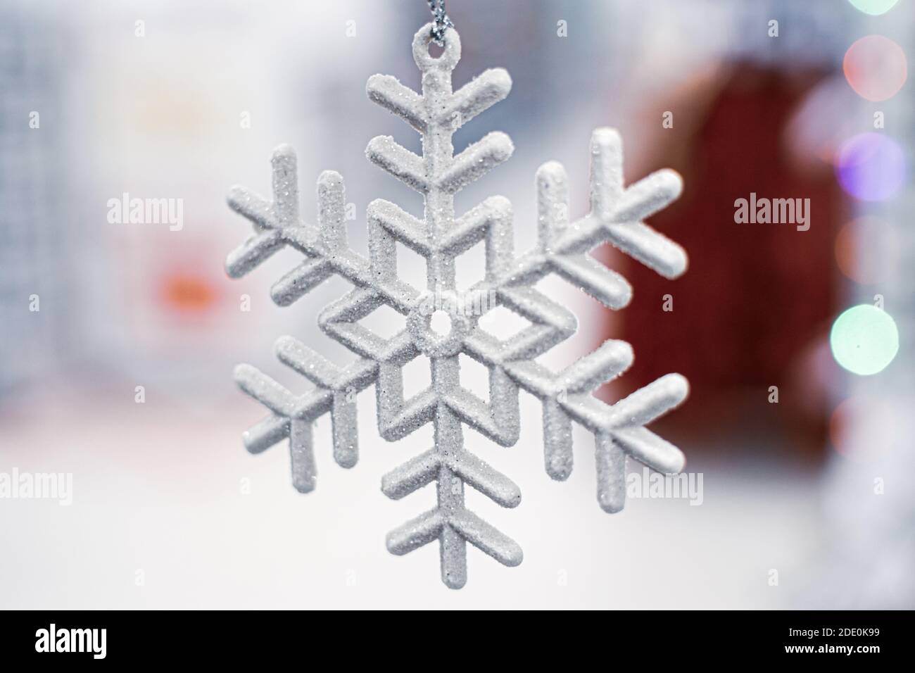 jouet arbre flocon de neige blanc avec paillettes, jouet arbre, foyer doux Banque D'Images