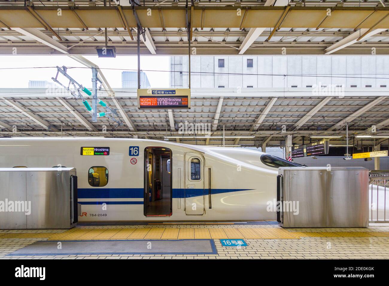 Le train le plus rapide du Japon, le shinkansen à la gare d'Ueno Banque D'Images
