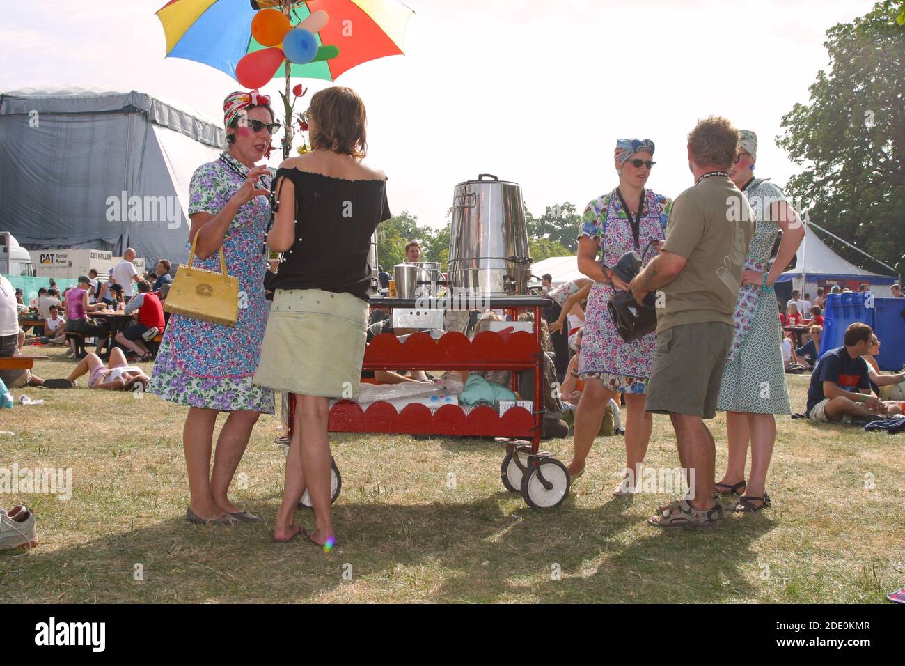 Déguisement déguisement de thé dames au V2003 Festival, Hylands Park, Chelmsford, Essex, Angleterre, Royaume-Uni. Banque D'Images