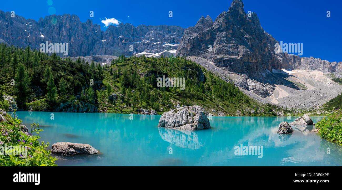 Magnifique lac de Sorapis (Lago di Sorapis) dans les Dolomites, destination de voyage populaire en Italie Banque D'Images