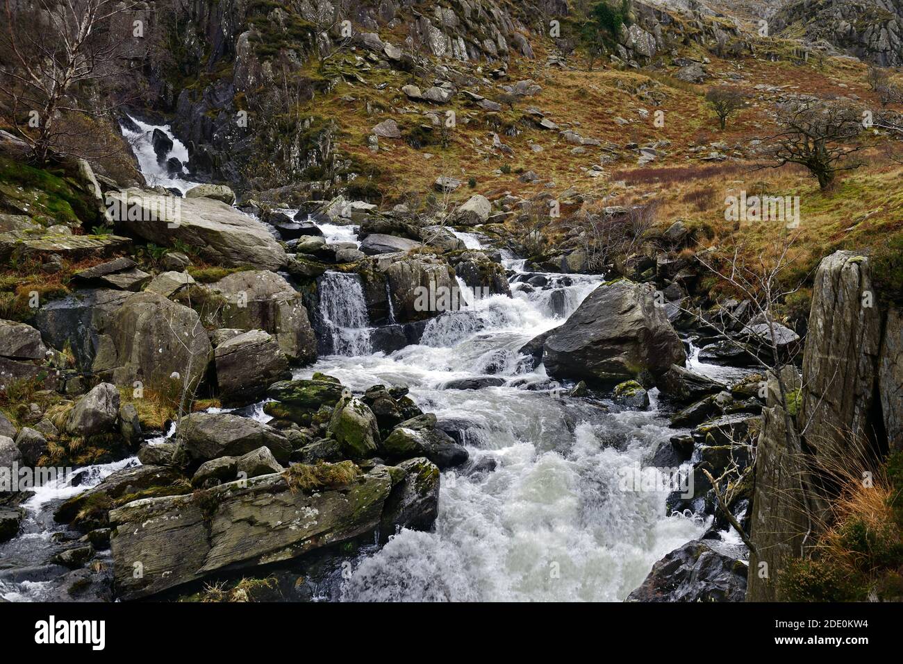 On y voit le terrain rocheux de la vallée du Nant Ffrancon, situé entre le Glyderau et les chaînes de montagne de Carneddau à Snowdonia. Banque D'Images