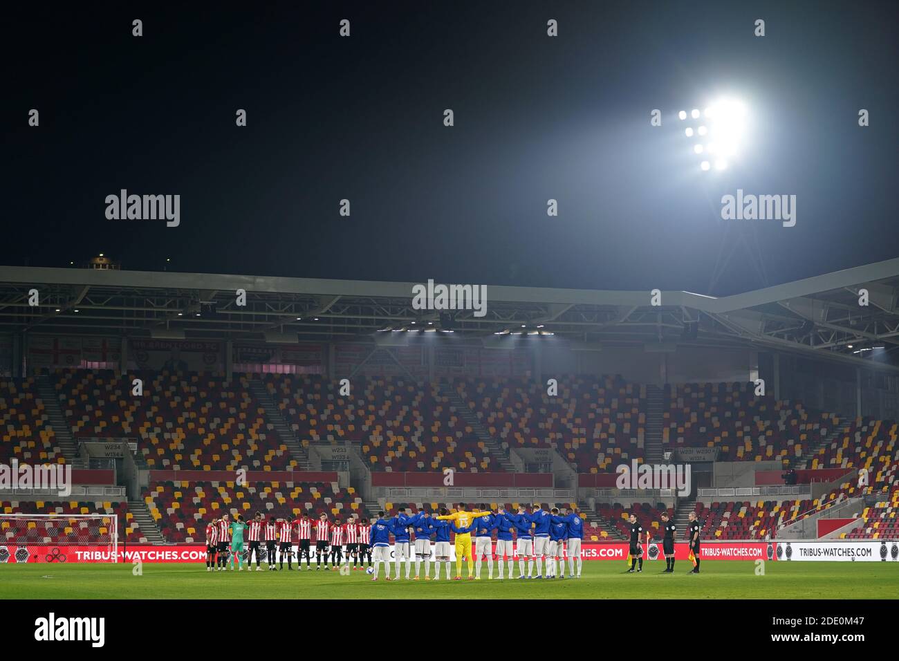 Les joueurs observent une minute de silence en l'honneur de Diego Maradona lors du match du championnat Sky Bet au stade communautaire Brentford, Londres. Banque D'Images