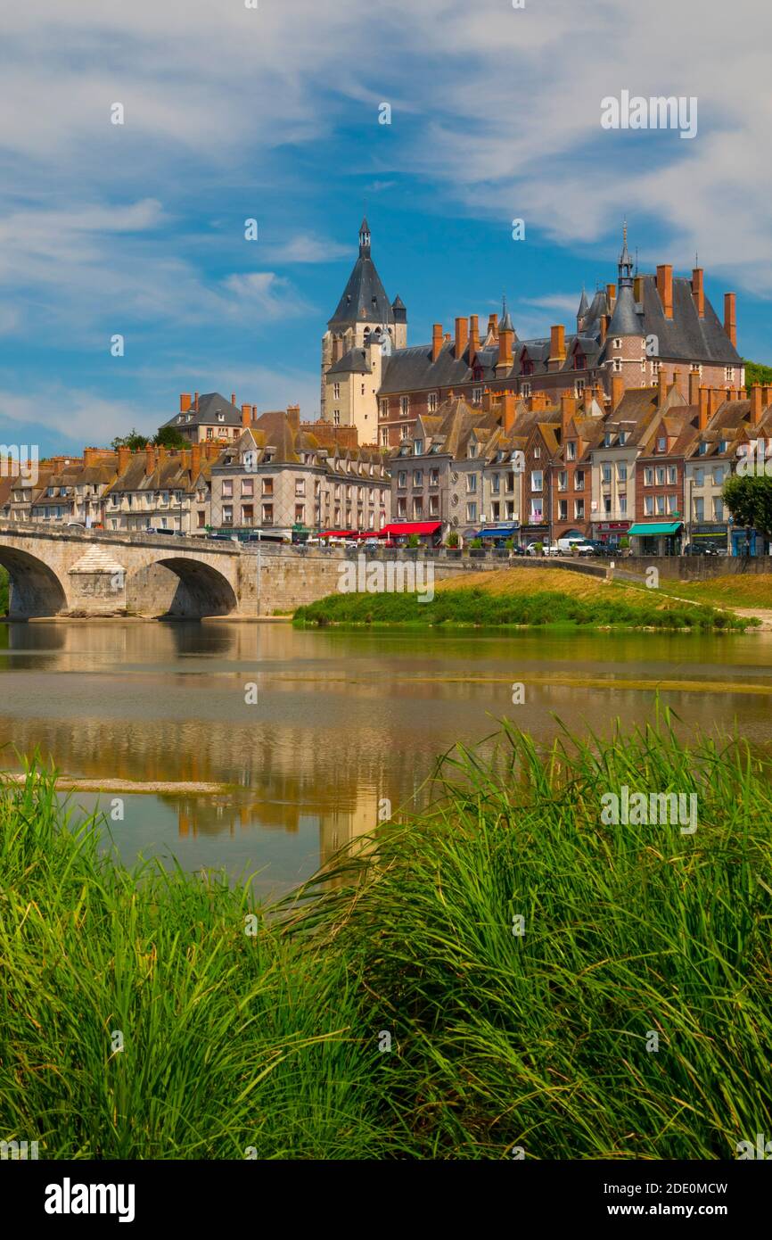 France, Loiret (45), Gien, ancien pont aussi appelé pont Anne-de-Beaujeu, la vieille ville et le château de Gien sur les rives de la Loire Banque D'Images