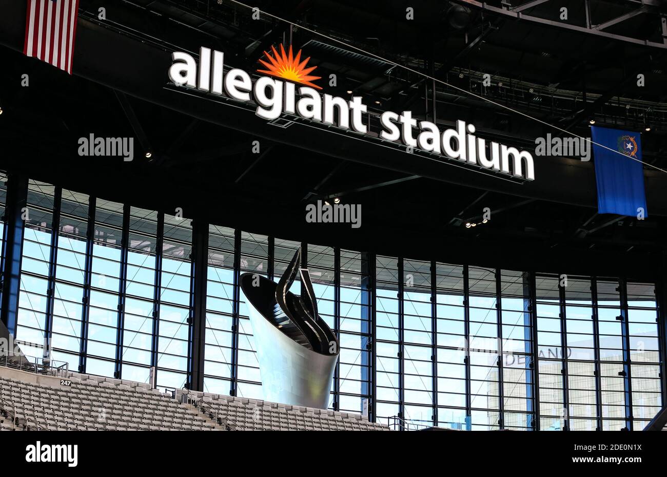 Las Vegas, Nevada, États-Unis. 27 novembre 2020. Une photo intérieure de la flamme extérieure d'Al Davis située à l'intérieur du stade Allegiant avant le début du match de football de la NCAA avec les Wyoming Cowboys et les rebelles de l'UNLV à Las Vegas, Nevada. Christopher Trim/CSM/Alamy Live News Banque D'Images
