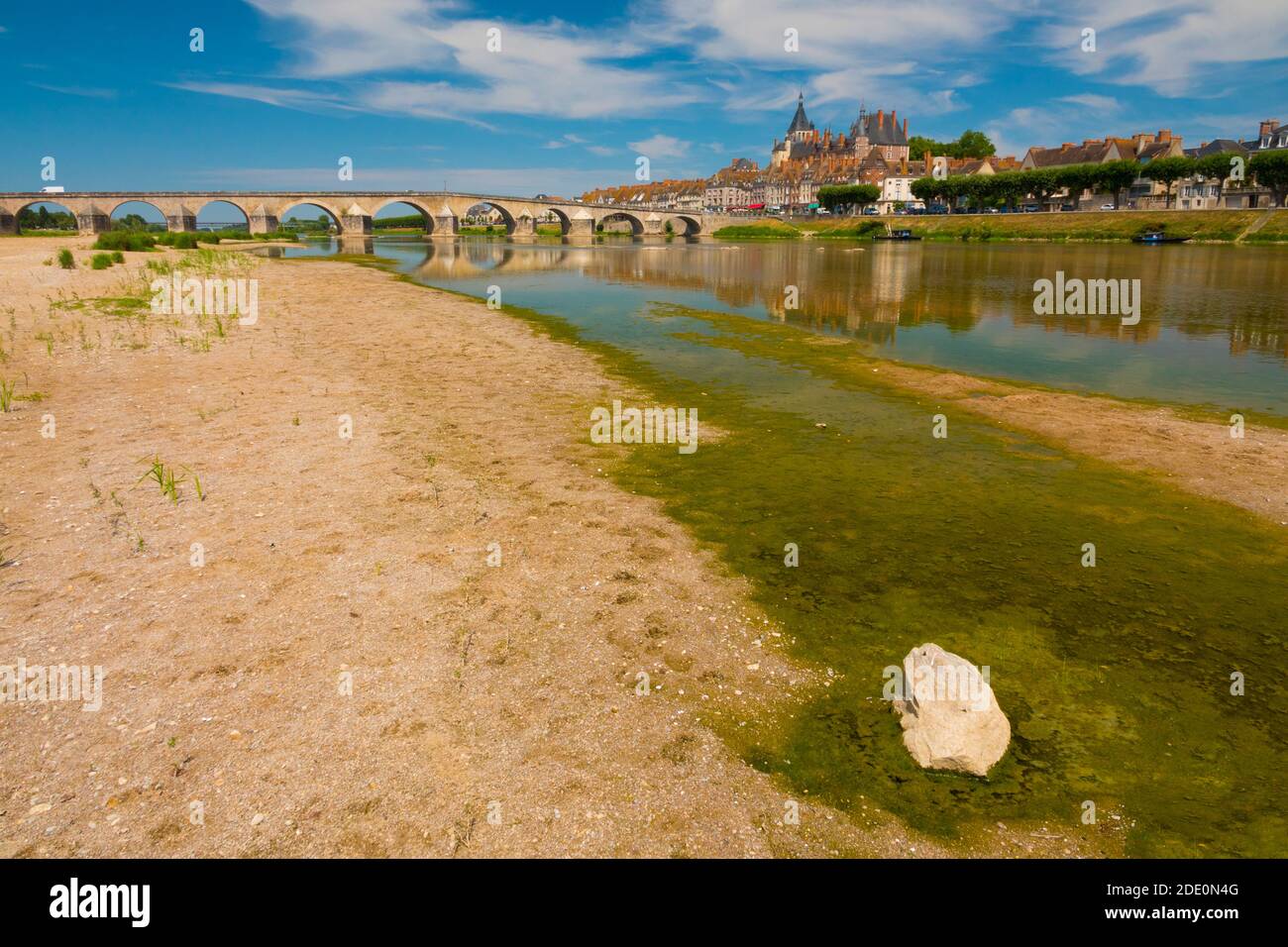 France, Loiret (45), Gien, la Loire avec un bas niveau pendant un été chaud, arrière vieux pont aussi appelé pont Anne-de-Beaujeu et la vieille ville et Gie Banque D'Images