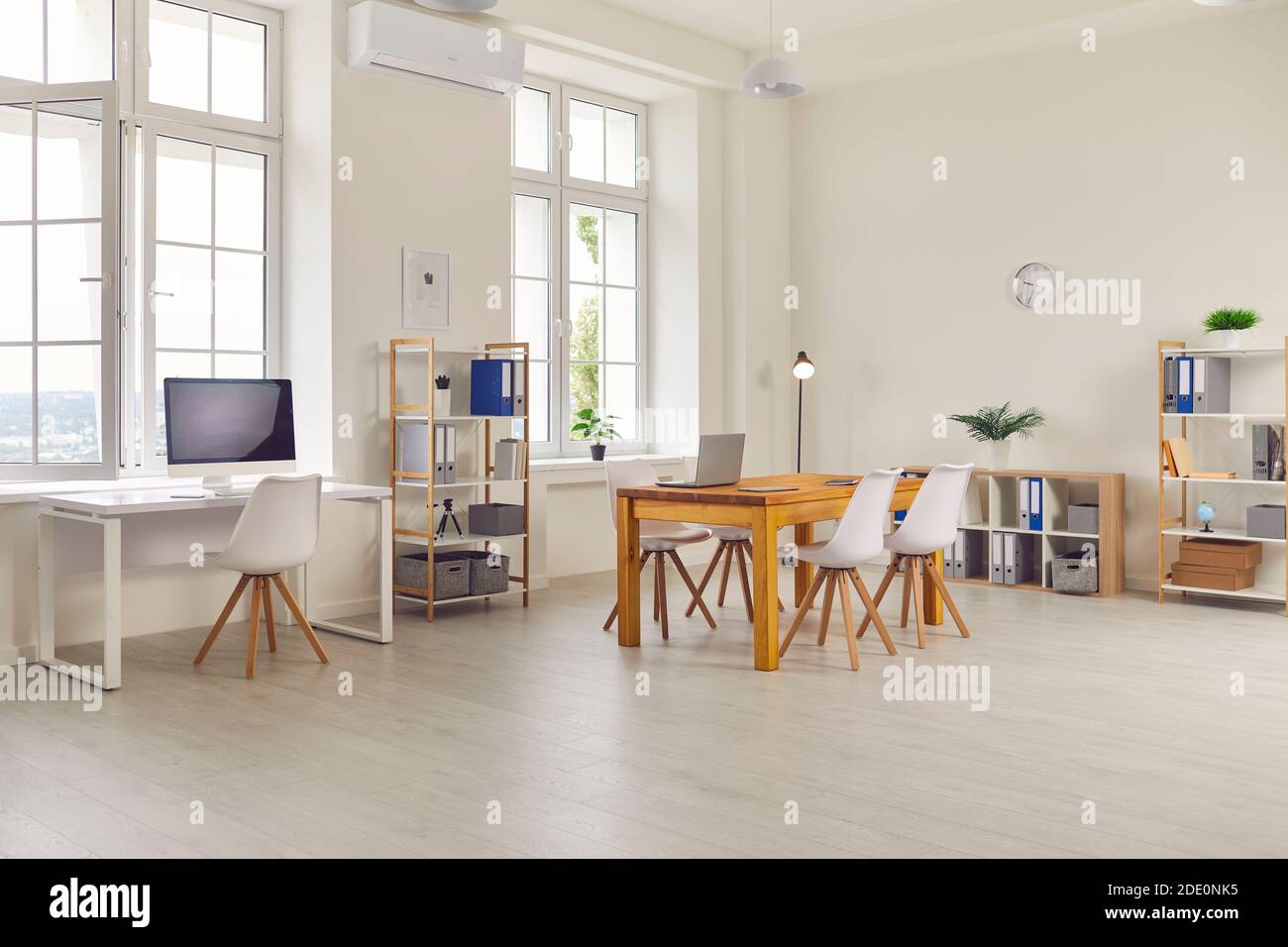 Intérieur d'un nouveau bureau d'affaires vide et moderne, bien éclairé par la lumière du jour. Banque D'Images