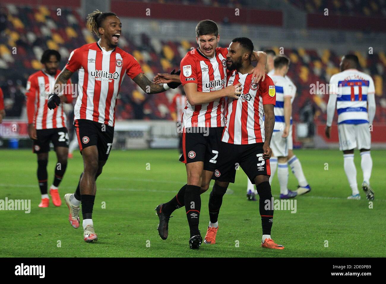 Vitaly Janelt, de Brentford (M), célèbre avec Rico Henry de Brentford (L) et Ivan Toney de Brentford (L), après avoir obtenu le premier but de son équipe. EFL Skybet Championship Match, Brentford v Queens Park Rangers au Brentford Community Stadium, Brentford à Londres le vendredi 27 novembre 2020. Cette image ne peut être utilisée qu'à des fins éditoriales. Utilisation éditoriale uniquement, licence requise pour une utilisation commerciale. Pas d'utilisation dans les Paris, les jeux ou les publications d'un seul club/ligue/joueur. photo de Steffan Bowen/Andrew Orchard sports photographie/Alamy Live news Banque D'Images