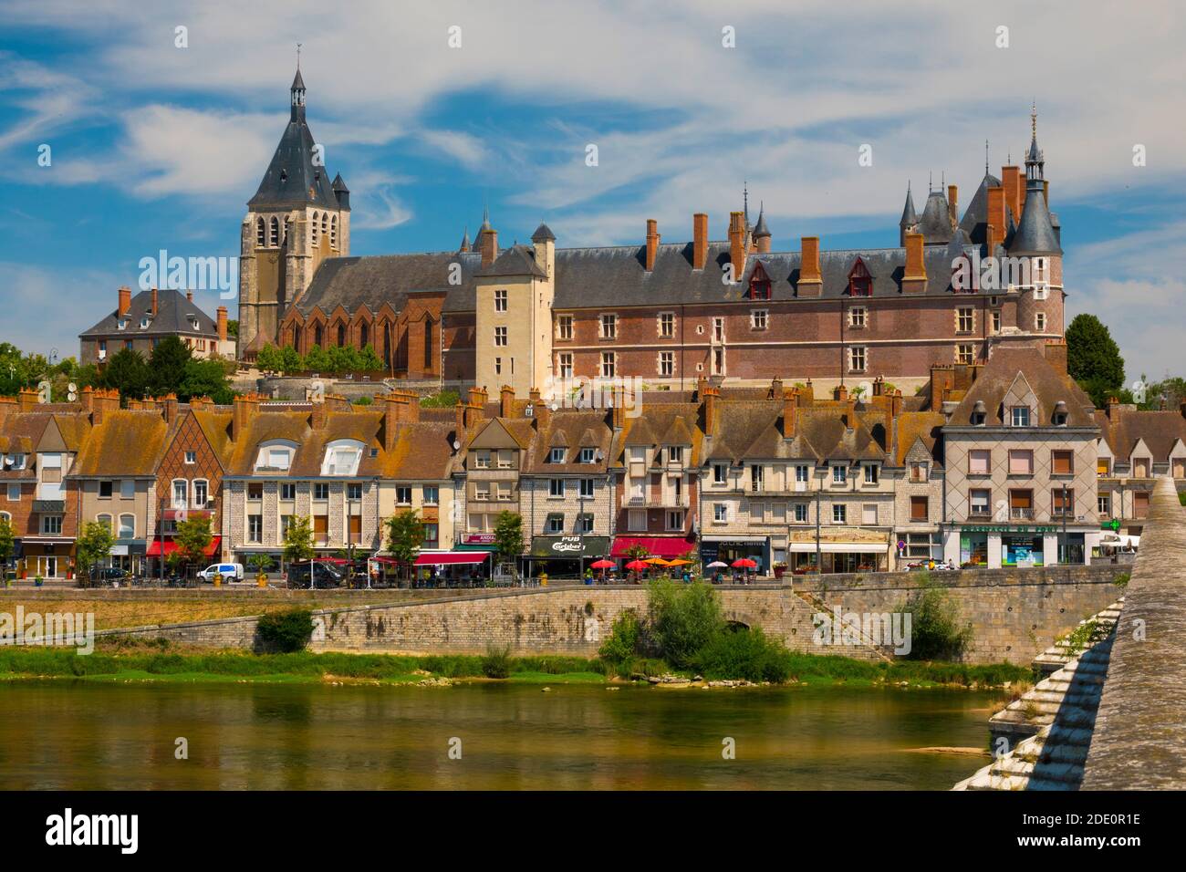 France, Loiret (45), Gien, la Loire, la vieille ville et, le château de Gien, vu du vieux pont aussi appelé pont Anne-de-Beaujeu Banque D'Images