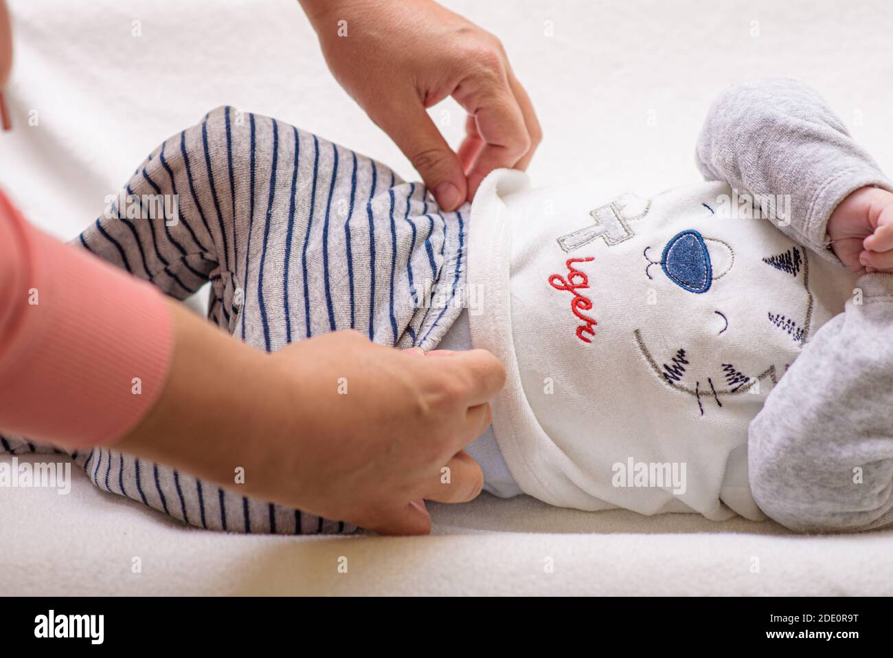 Maman changeant une couche sur bébé nouveau-né Banque D'Images