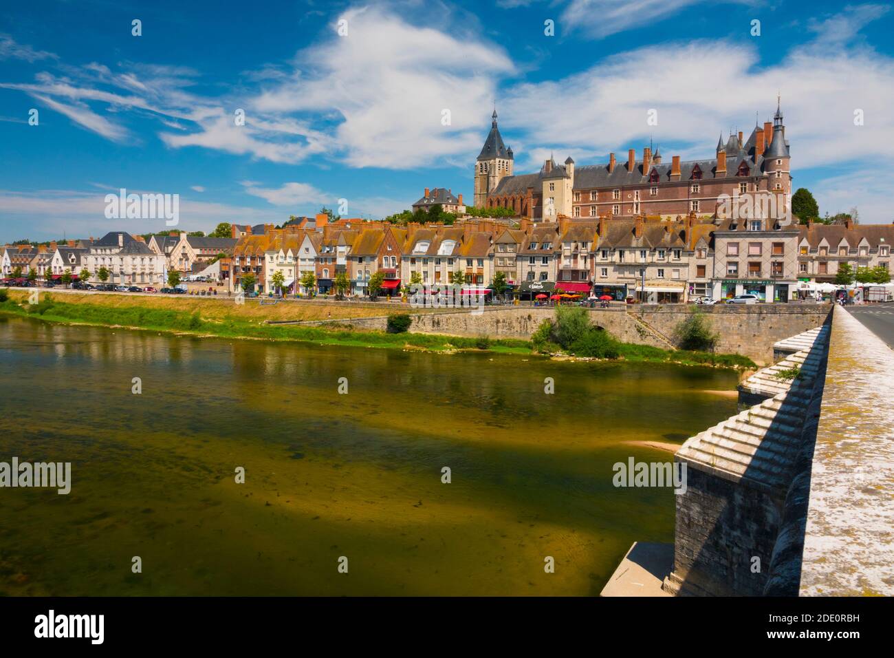 France, Loiret (45), Gien, la Loire, la vieille ville et, le château de Gien, vu du vieux pont aussi appelé pont Anne-de-Beaujeu Banque D'Images