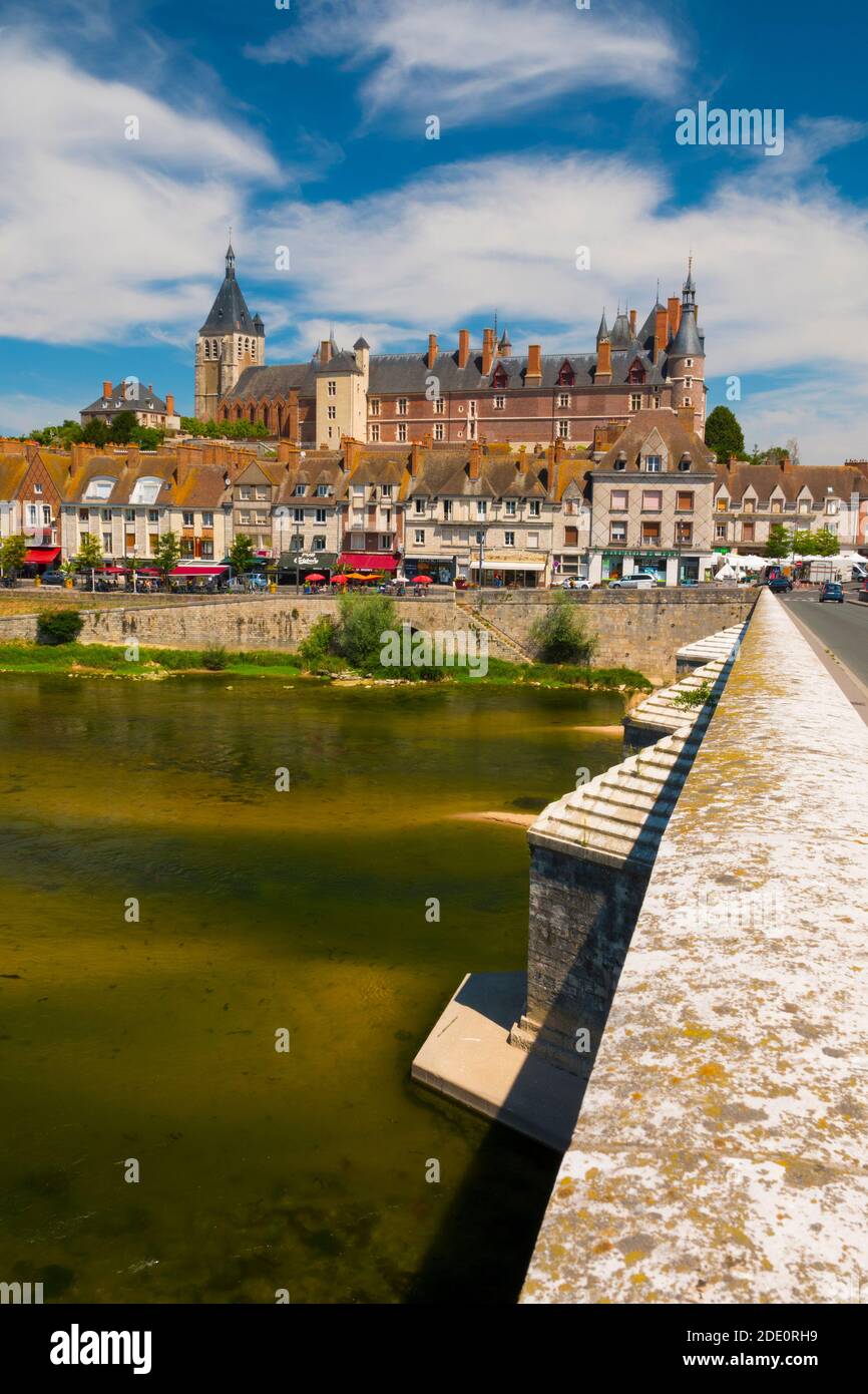 France, Loiret (45), Gien, la Loire, la vieille ville et, le château de Gien, vu du vieux pont aussi appelé pont Anne-de-Beaujeu Banque D'Images
