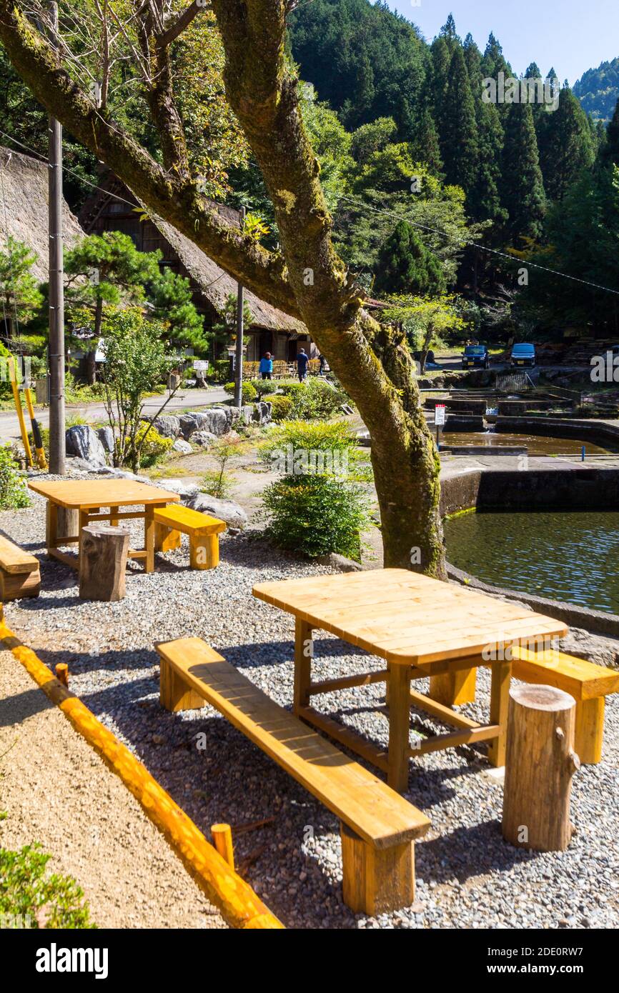 Tables et bancs dans un parc extérieur à Aichi, Japon Banque D'Images
