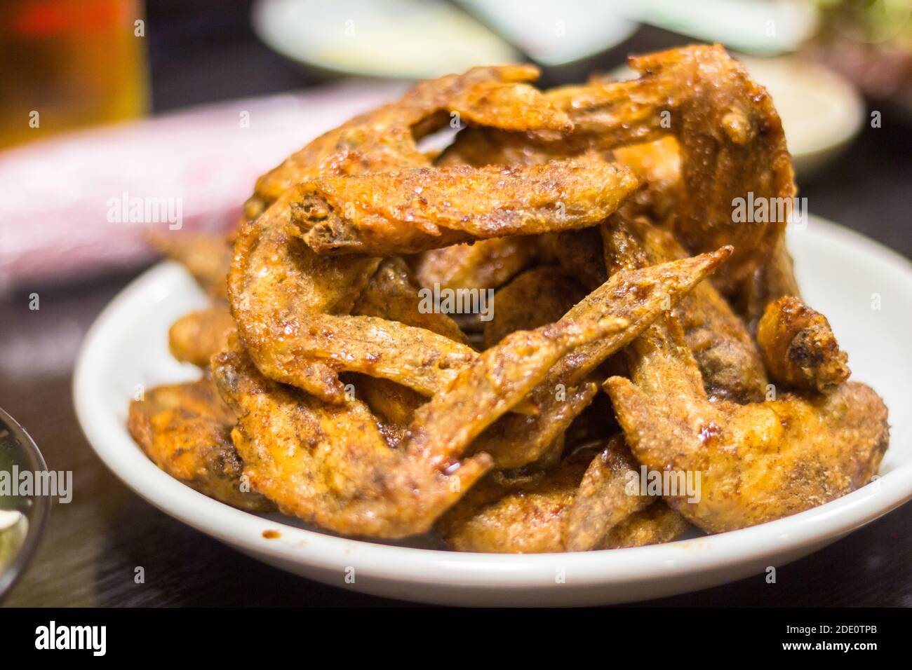 Ailes de poulet frites à Nagoya dans un izakaya à Nagoya, au Japon Banque D'Images