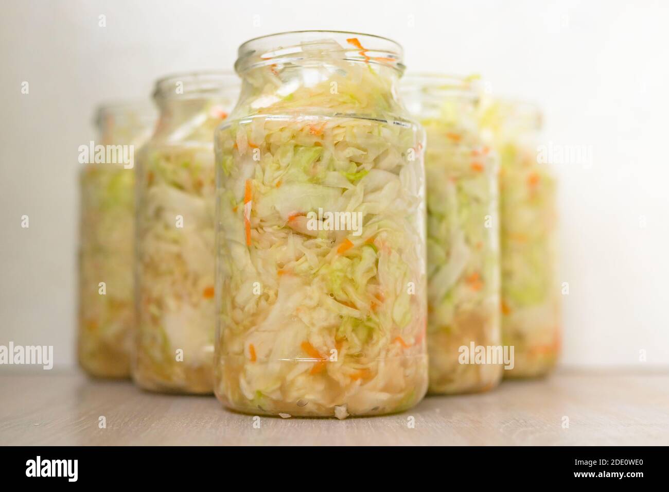 Fermentation de choucroute mise en conserve dans une canette en verre.Couper le chou blanc fermenté par des bactéries d'acide lactique Banque D'Images