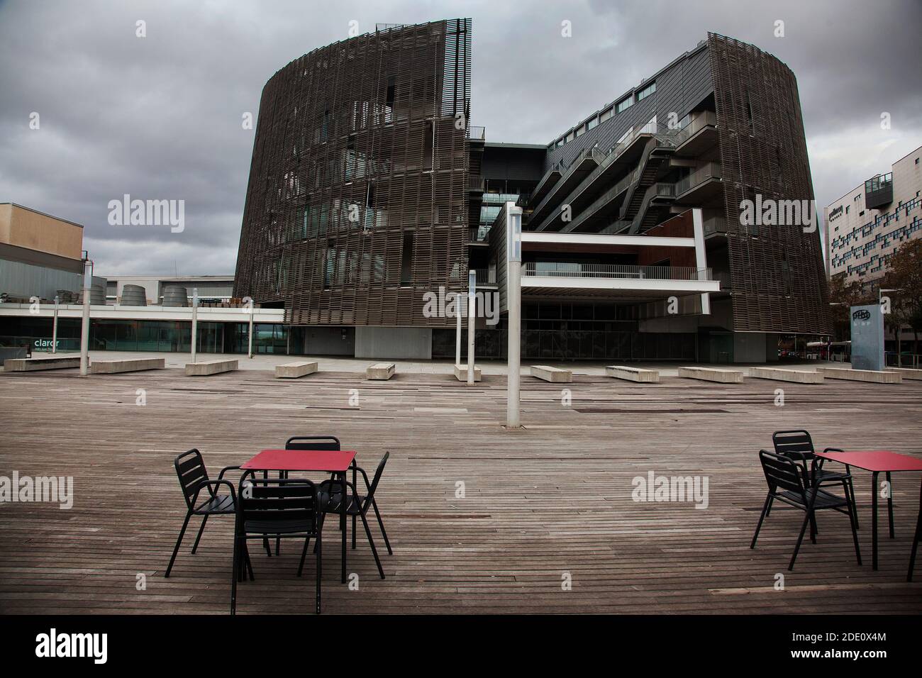 Tables vides devant le parc de recherche biomédicale de Barcelone, Barcelone, Espagne. Banque D'Images