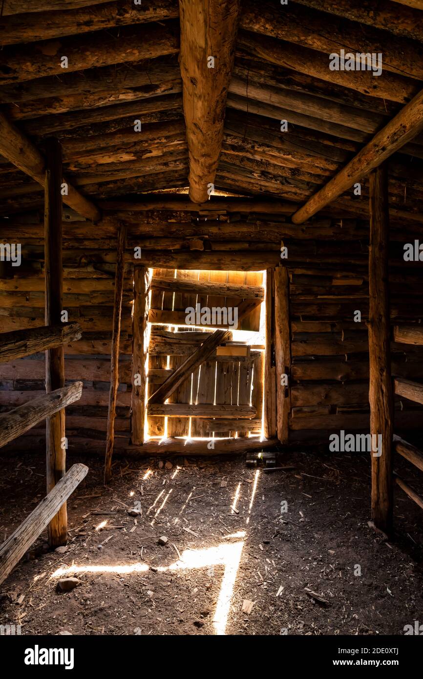 Intérieur de la grange à l'historique Ewing-Snell Ranch, dans l'espace de loisirs national de Bighorn Canyon, près de Lovell, Wyoming, États-Unis Banque D'Images
