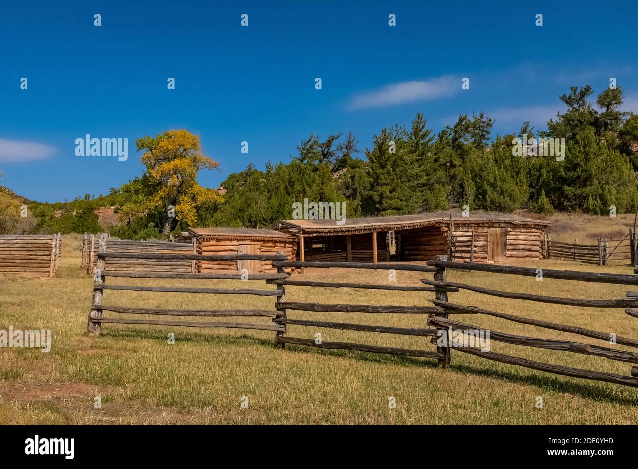 Clôture en bois et grange au site historique de Caroline Lockhart Ranch, dans l'aire de loisirs nationale de Bighorn Canyon, près de Lovell, Wyoming, États-Unis Banque D'Images