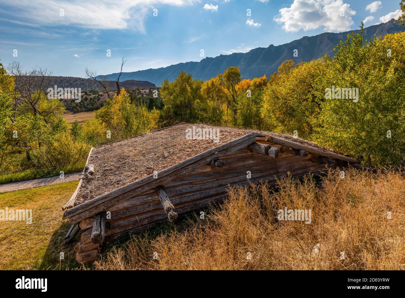 Grange nichée à flanc de colline au ranch historique Ewing-Snell, dans l'aire de loisirs nationale de Bighorn Canyon, près de Lovell, Wyoming, États-Unis Banque D'Images