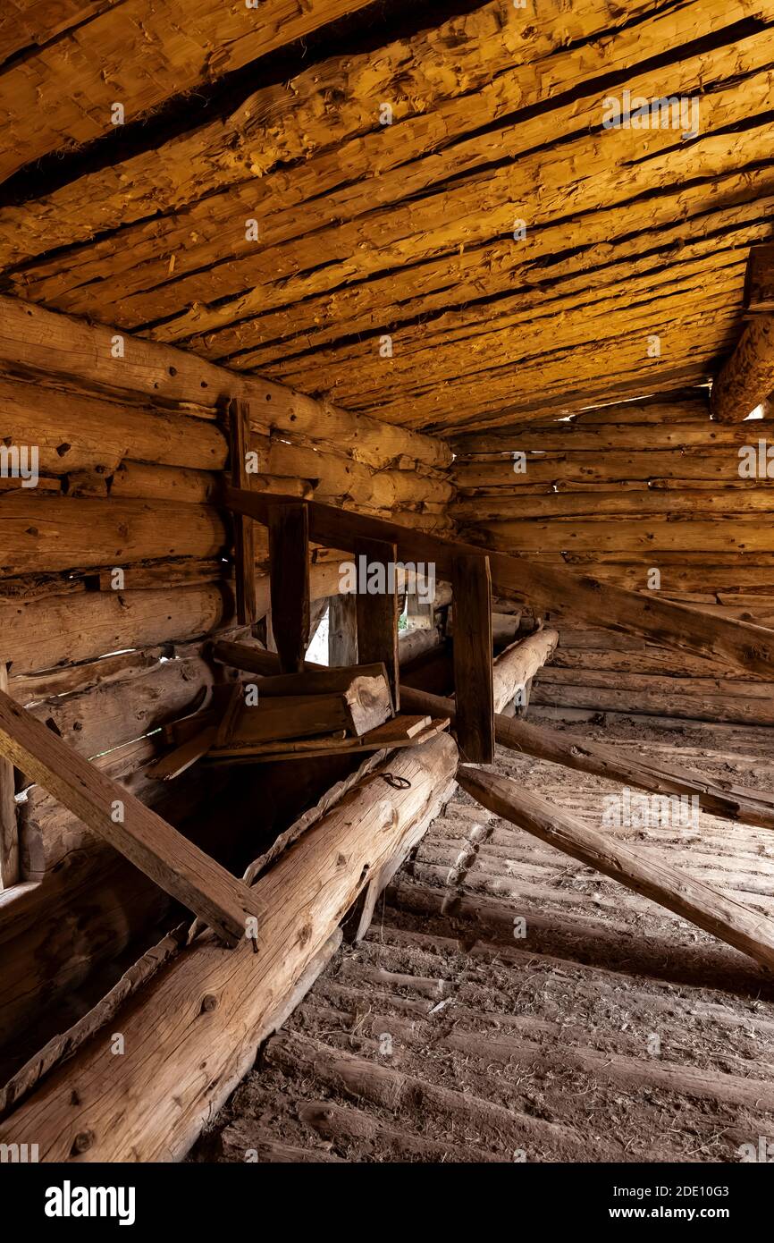 Bac d'alimentation pour le foin de bovins dans la grange du site historique de Caroline Lockhart Ranch, dans l'aire de loisirs nationale de Bighorn Canyon, près de Lovell, Wyoming, États-Unis Banque D'Images