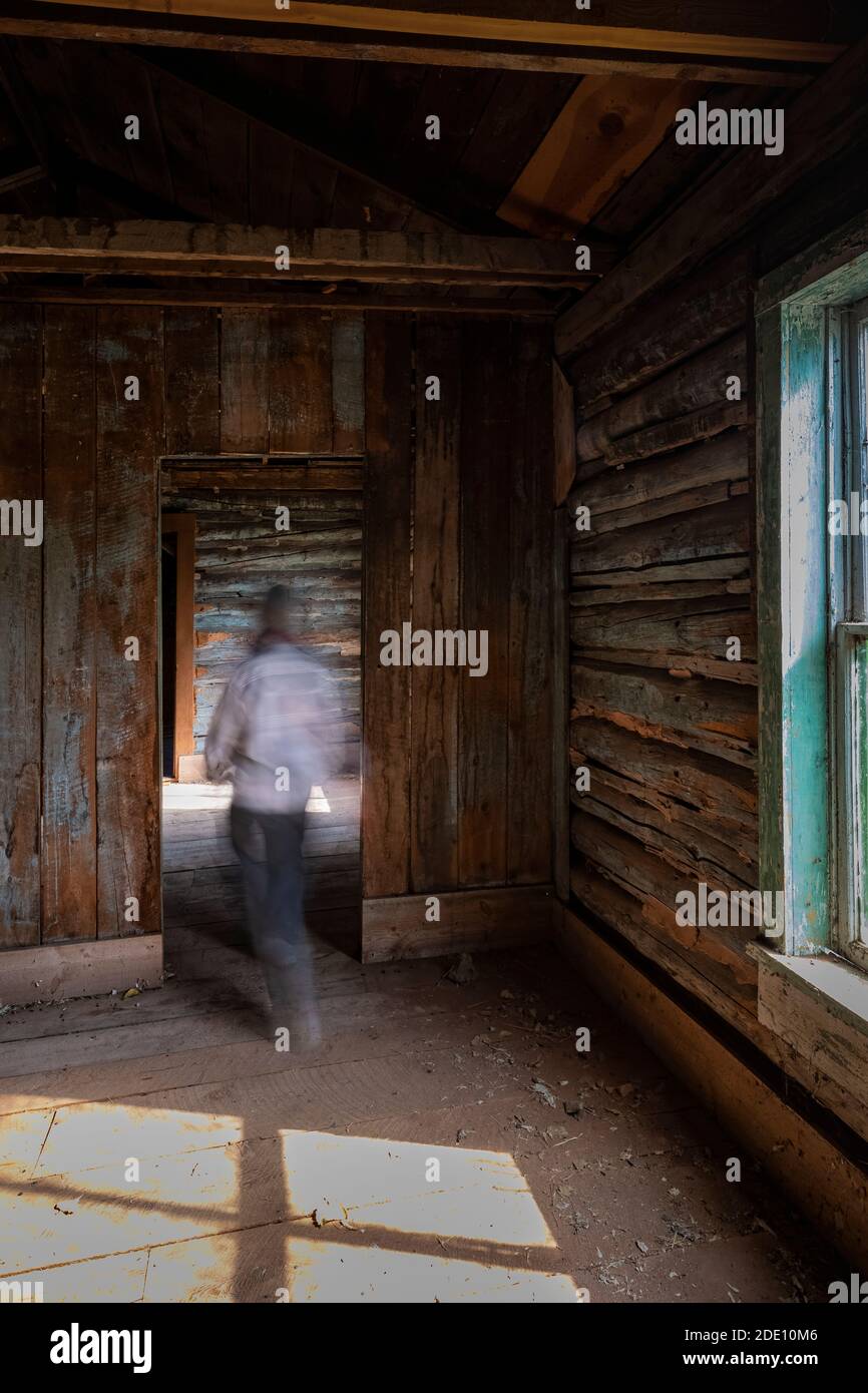 Karen Rentz traversant la maison de ranch du site historique de Caroline Lockhart, dans l'aire de loisirs nationale de Bighorn Canyon, près de Lovell, Wyoming, États-Unis Banque D'Images