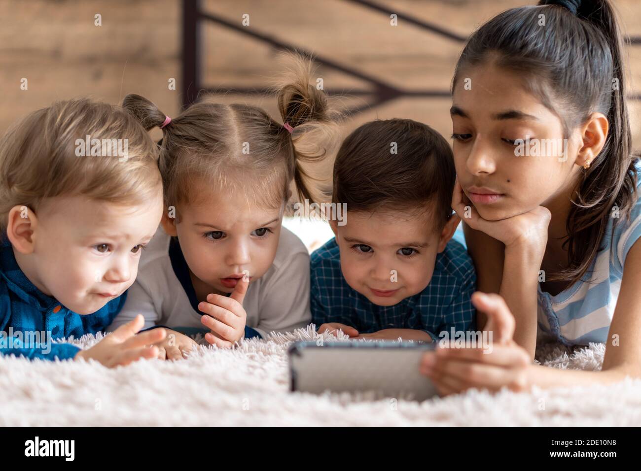 Amitie Enfance Concepts De Technologie 4 Jeunes Enfants Bebe De Differentes Nationalites Perse Et Slave Apparence Regarder Le Dessin Anime Sur Photo Stock Alamy