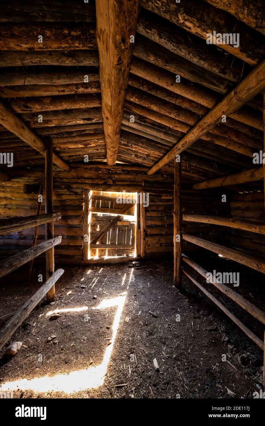 Intérieur de la grange à l'historique Ewing-Snell Ranch, dans l'espace de loisirs national de Bighorn Canyon, près de Lovell, Wyoming, États-Unis Banque D'Images