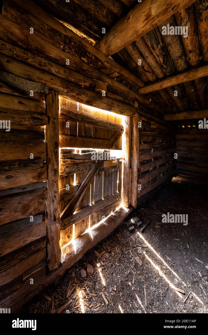 Intérieur de la grange à l'historique Ewing-Snell Ranch, dans l'espace de loisirs national de Bighorn Canyon, près de Lovell, Wyoming, États-Unis Banque D'Images