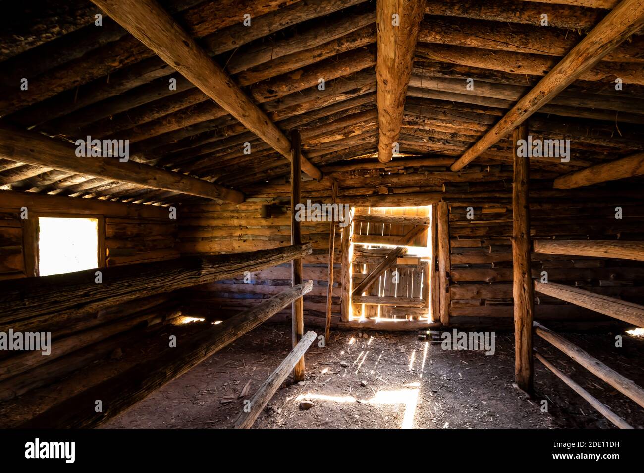 Intérieur de la grange à l'historique Ewing-Snell Ranch, dans l'espace de loisirs national de Bighorn Canyon, près de Lovell, Wyoming, États-Unis Banque D'Images