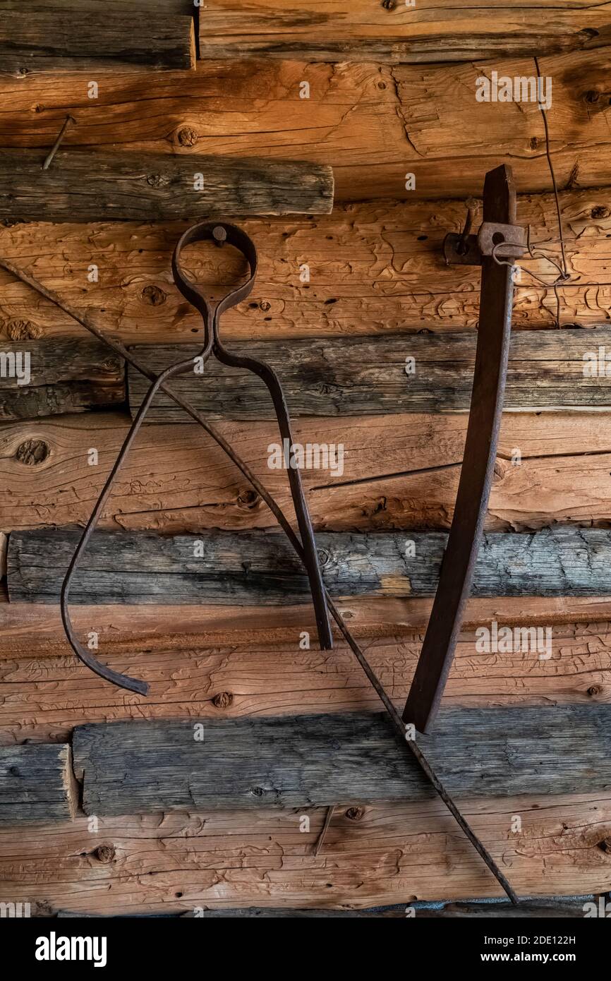 Outils en poulailler et en grange au site historique de Caroline Lockhart Ranch, dans le terrain de loisirs national de Bighorn Canyon, près de Lovell, Wyoming, États-Unis Banque D'Images