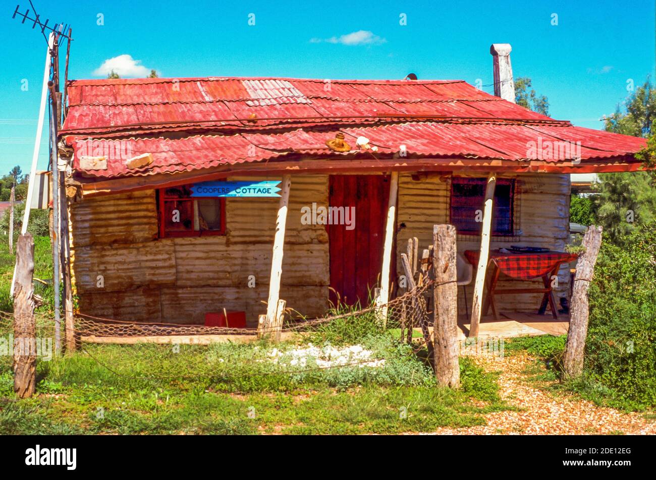 Ce chalet pour le clergé de la colonie minière d'opale de Lightning Ridge a été assemblé à partir de troncs de fer ondulé et d'arbre en 1914. Banque D'Images