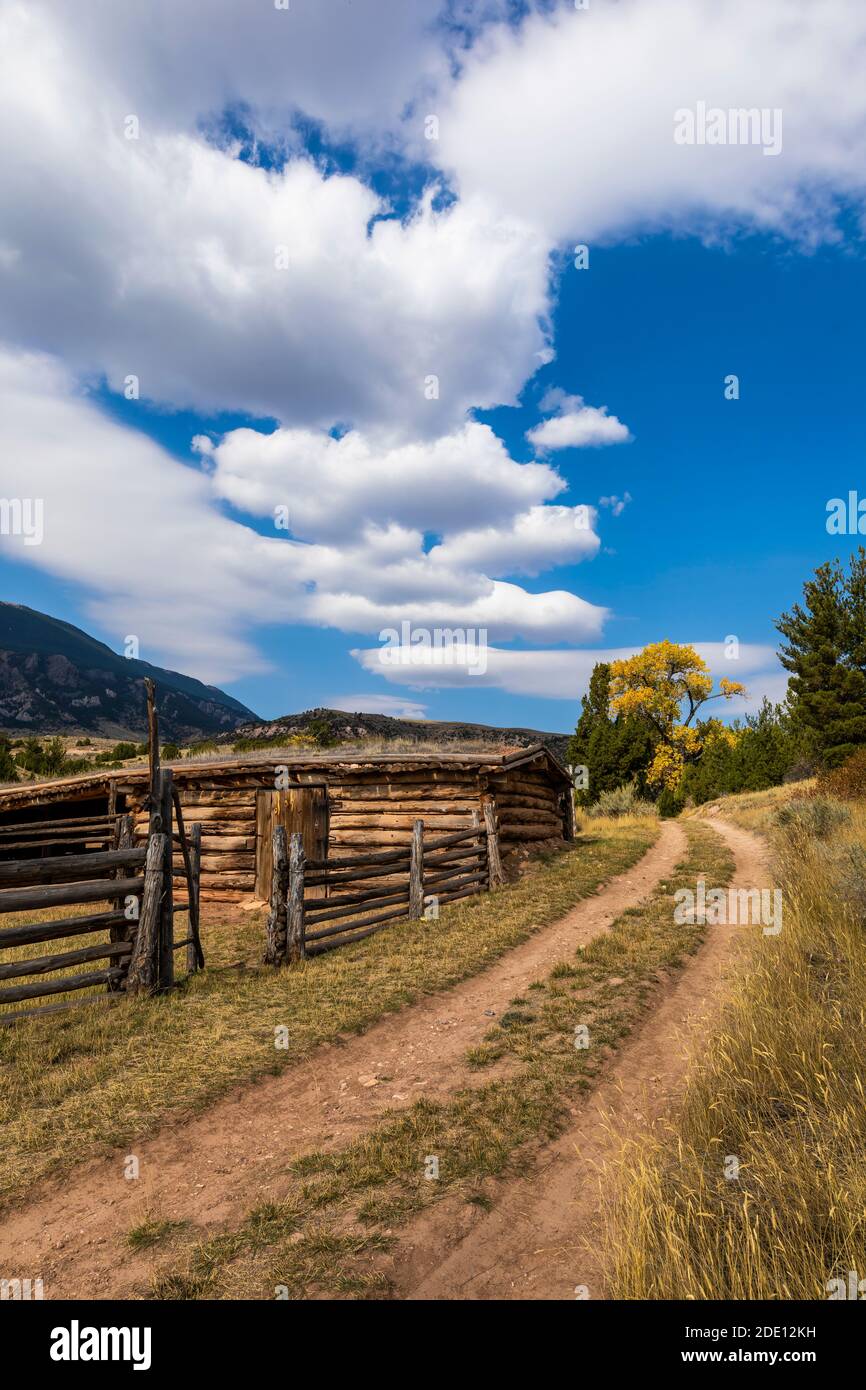 Route à deux voies et granges au site historique de Caroline Lockhart Ranch, dans l'aire de loisirs nationale de Bighorn Canyon, près de Lovell, Wyoming, États-Unis Banque D'Images