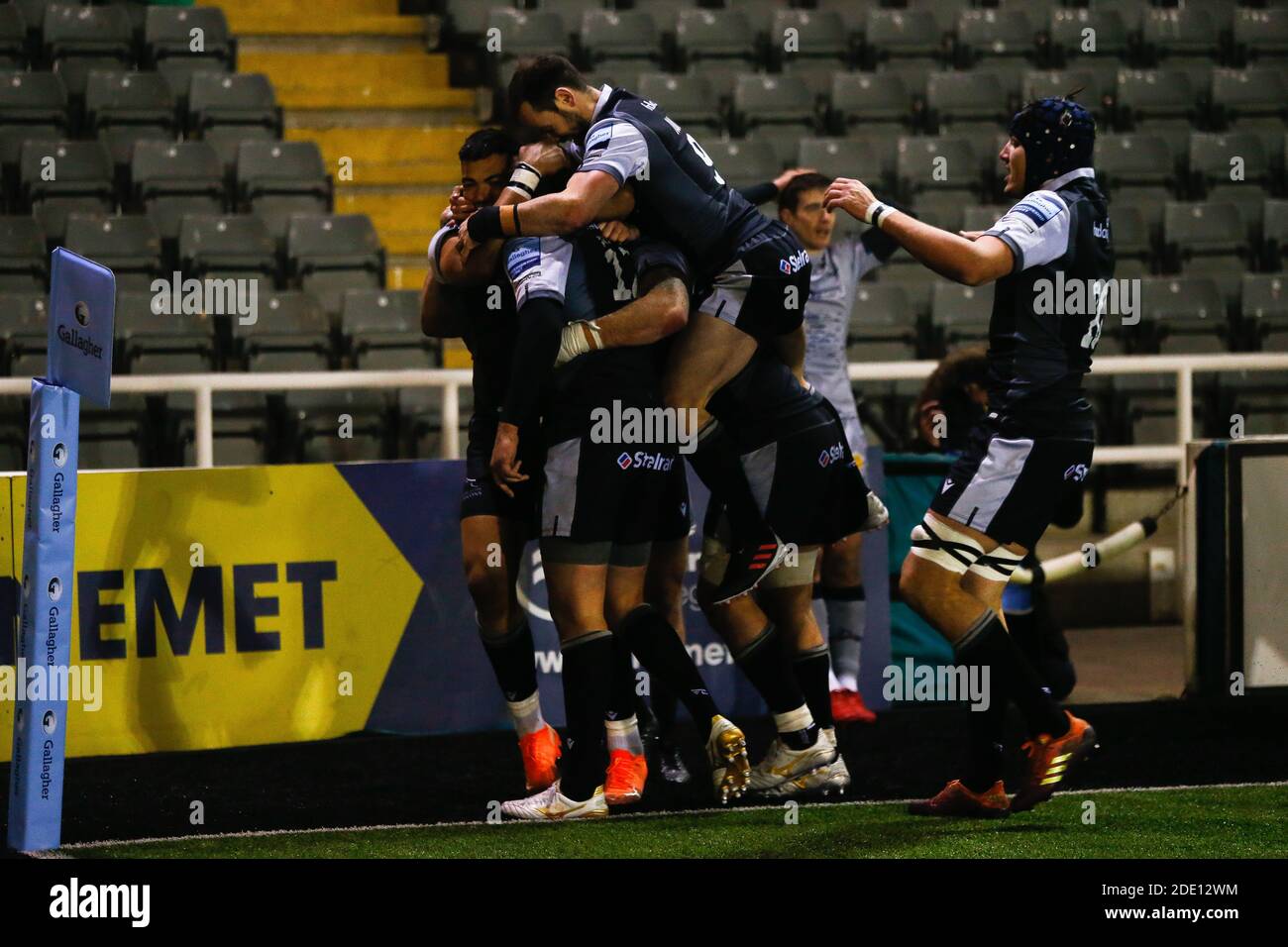 Newcastle, Royaume-Uni. 02 novembre 2020. NEWCASTLE UPON TYNE, ANGLETERRE 27 NOVEMBRE les joueurs des Falcons célèbrent les inondations de Toby essayez de battre les sale Sharks lors du match de Premiership Gallagher entre Newcastle Falcons et sale Sharks à Kingston Park, Newcastle, le vendredi 27 novembre 2020. (Credit: Chris Lishman | MI News) Credit: MI News & Sport /Alay Live News Banque D'Images