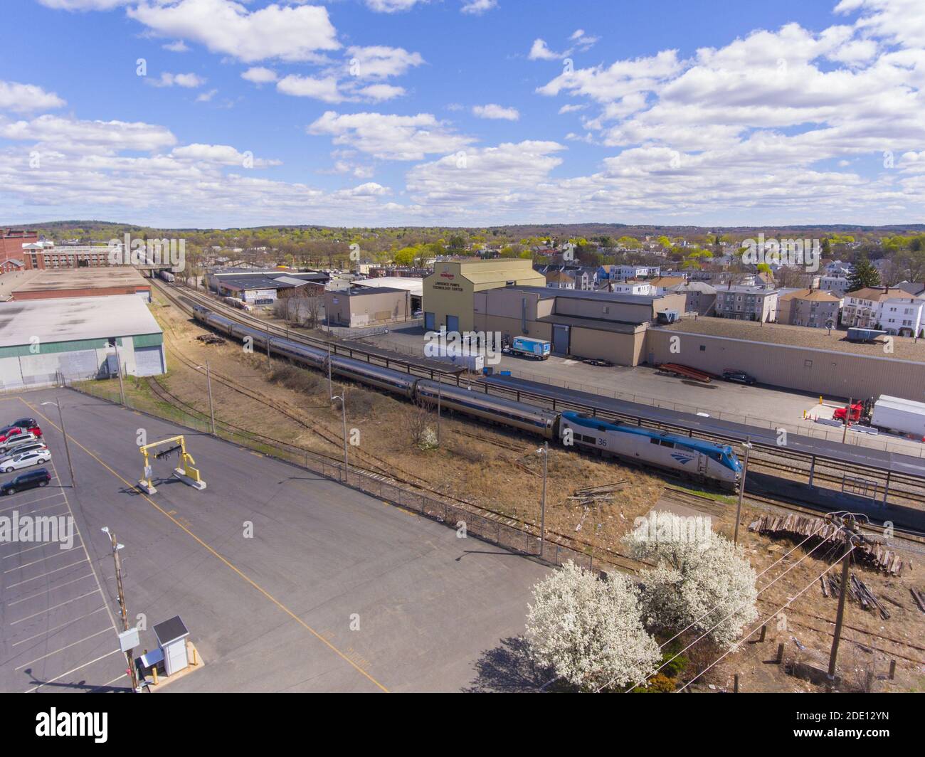 Vue aérienne de la ligne Amtrak Downeaster entre Boston Massachusetts et Brunswick Maine à la gare Lawrence, Lawrence, Massachusetts ma, USA. Banque D'Images